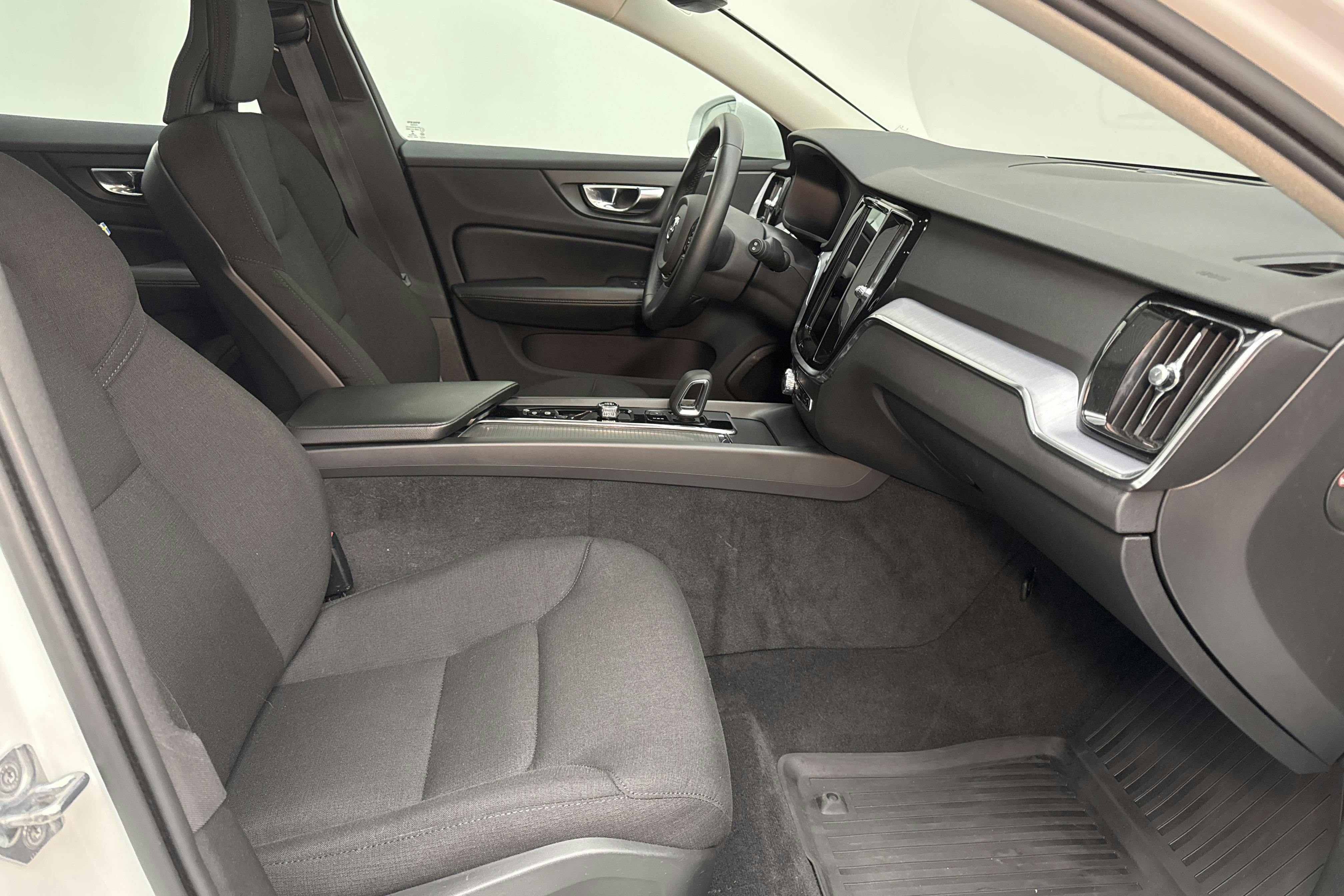 Volvo V60 B4 Cross Country AWD Mildhybrid, Diesel (197hk) - 5 088 mil - Automat - vit - 2022