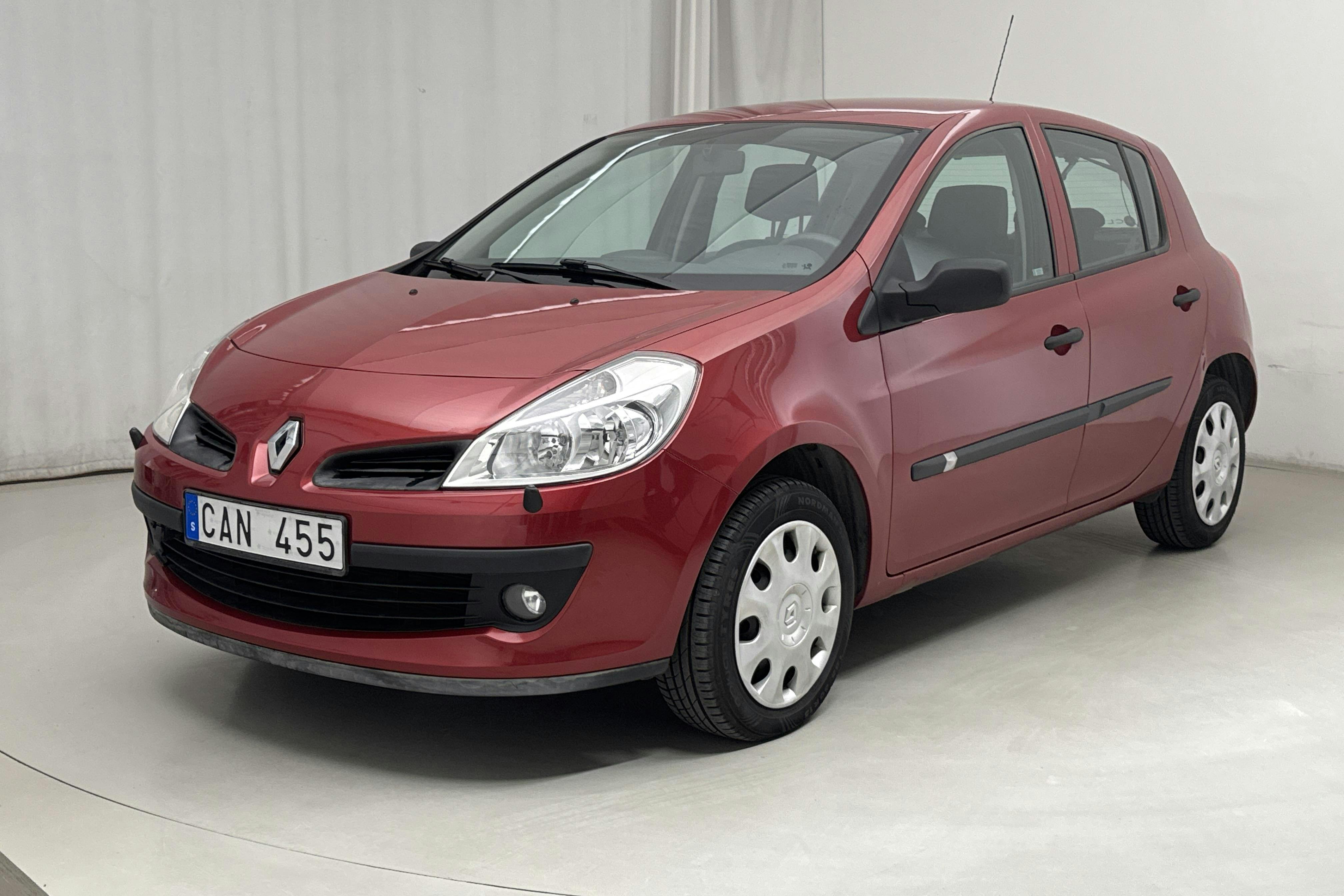 Renault Clio III 1.6 5dr (112hk) - 59 200 km - Automatyczna - czerwony - 2006