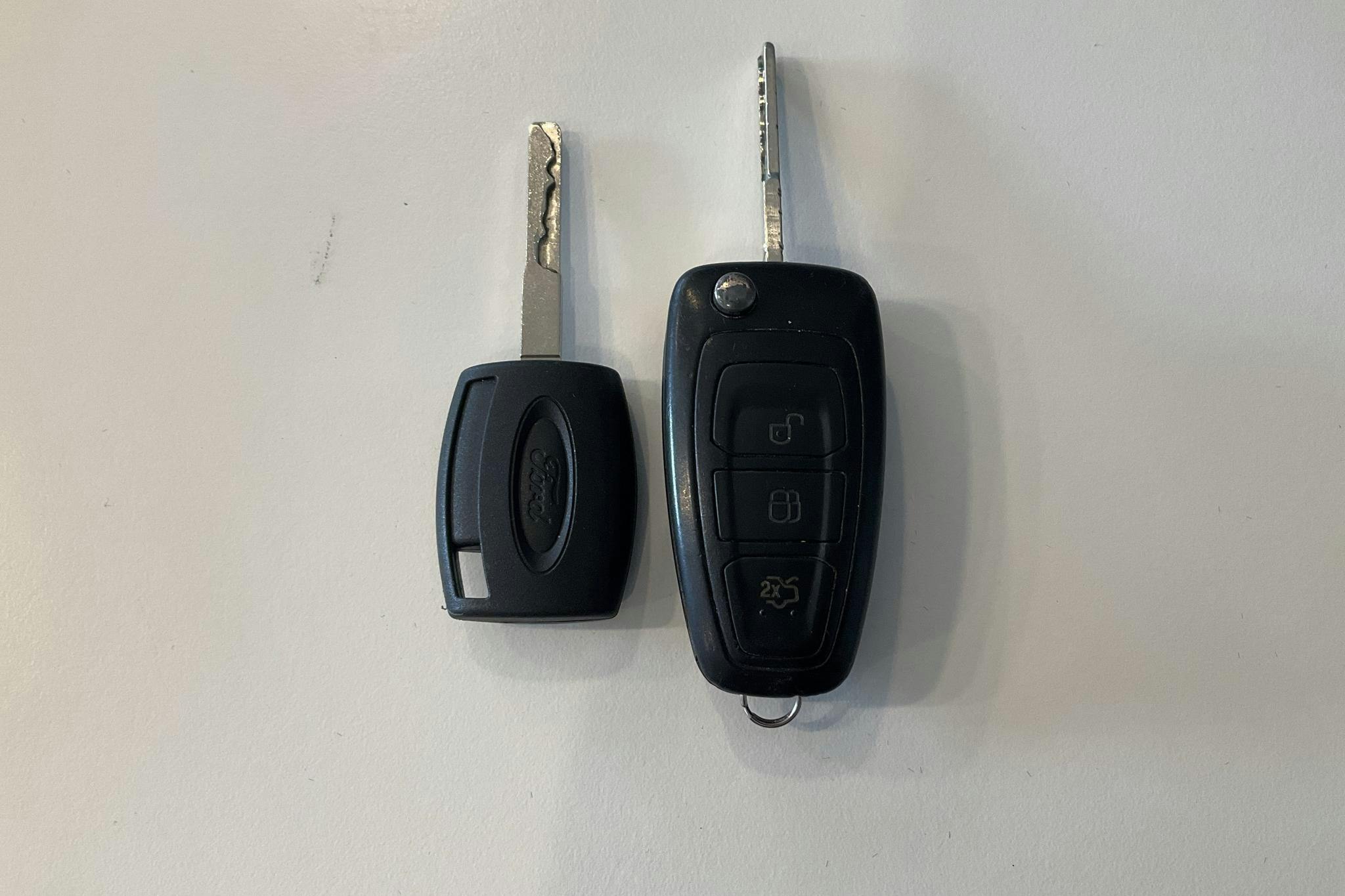 Ford Focus 1.6 TDCi Kombi (95hk) - 19 808 mil - Manuell - grå - 2013