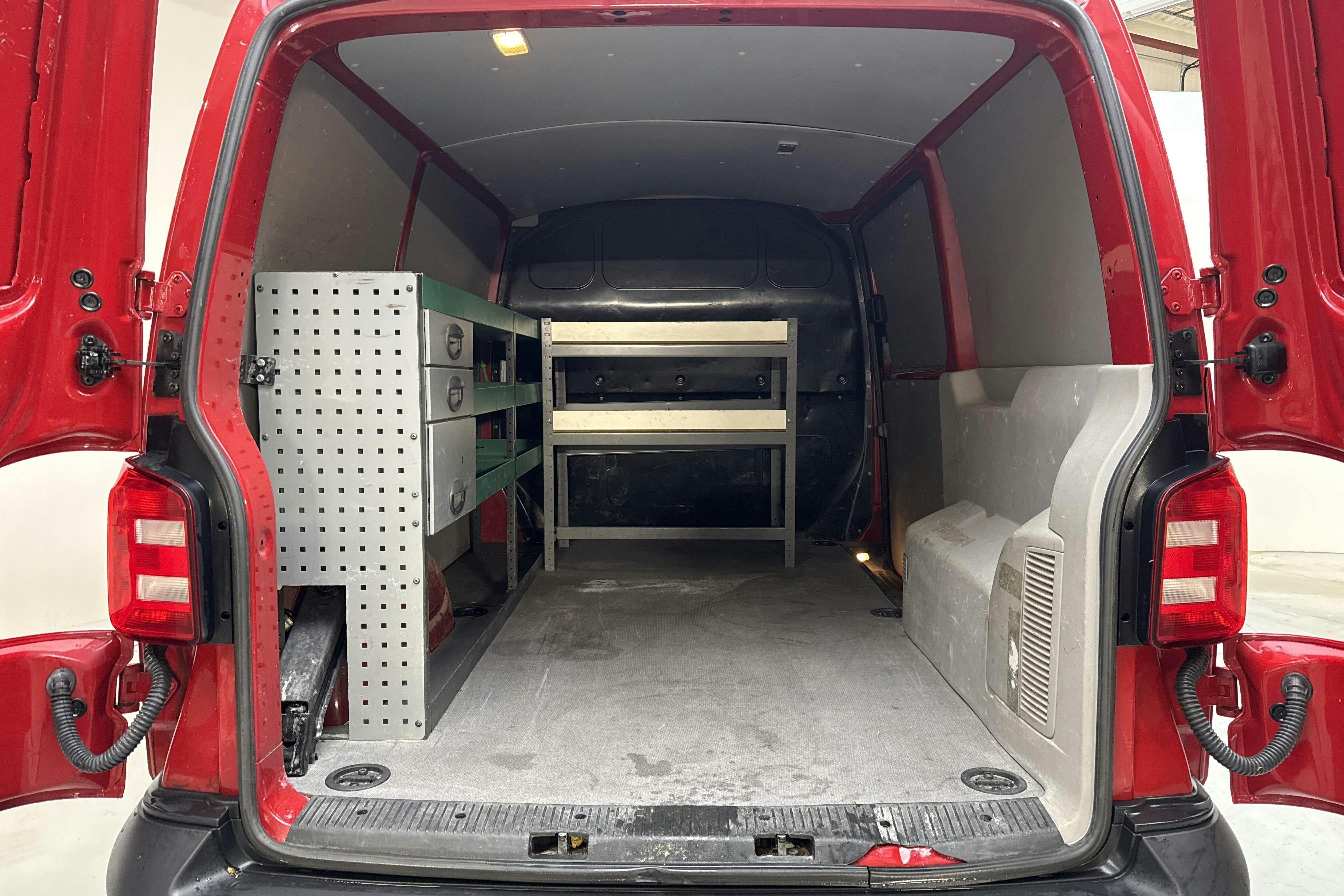 VW Transporter T6 2.0 TDI BMT Skåp (102hk) - 15 766 mil - Manuell - röd - 2016
