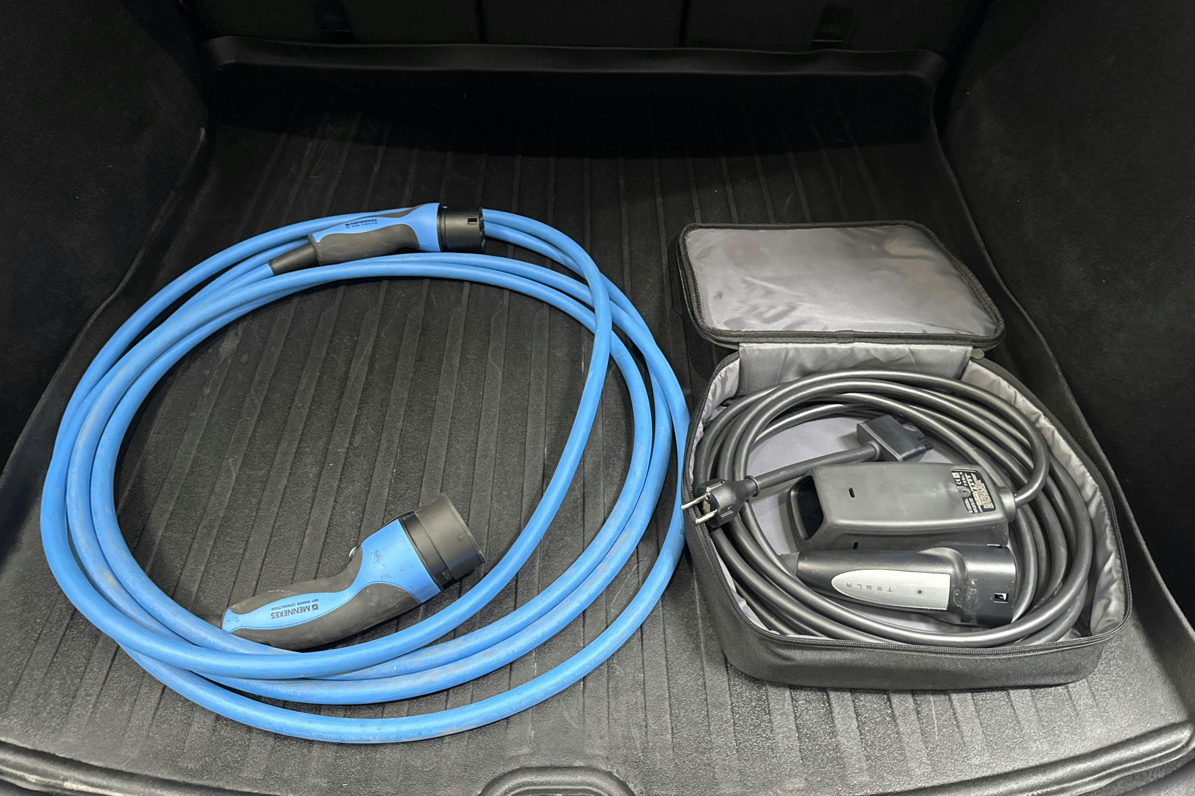 Tesla Model Y Performance Dual Motor AWD - 4 229 mil - Automat - blå - 2024