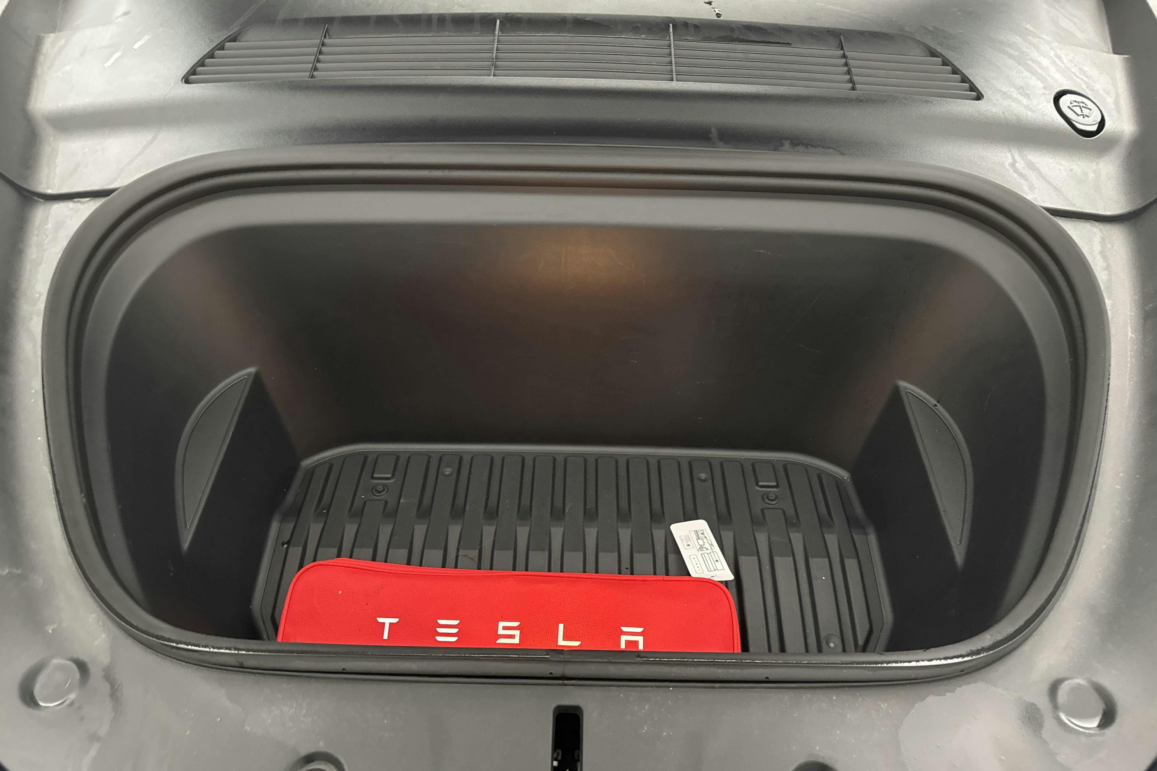 Tesla Model Y Performance Dual Motor AWD - 4 229 mil - Automat - blå - 2024