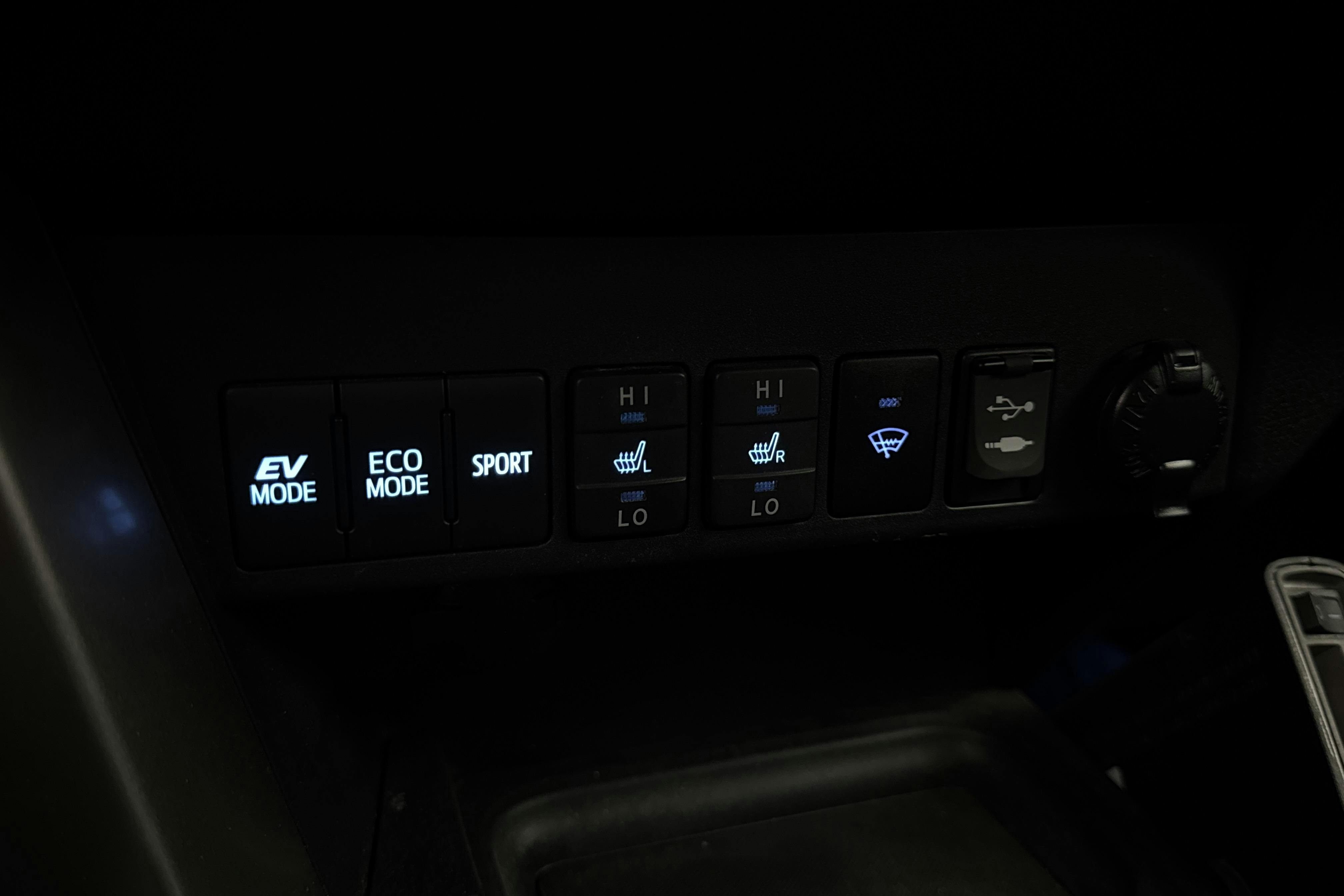 Toyota RAV4 2.5 HSD AWD (197hk) - 14 336 mil - Automat - vit - 2018