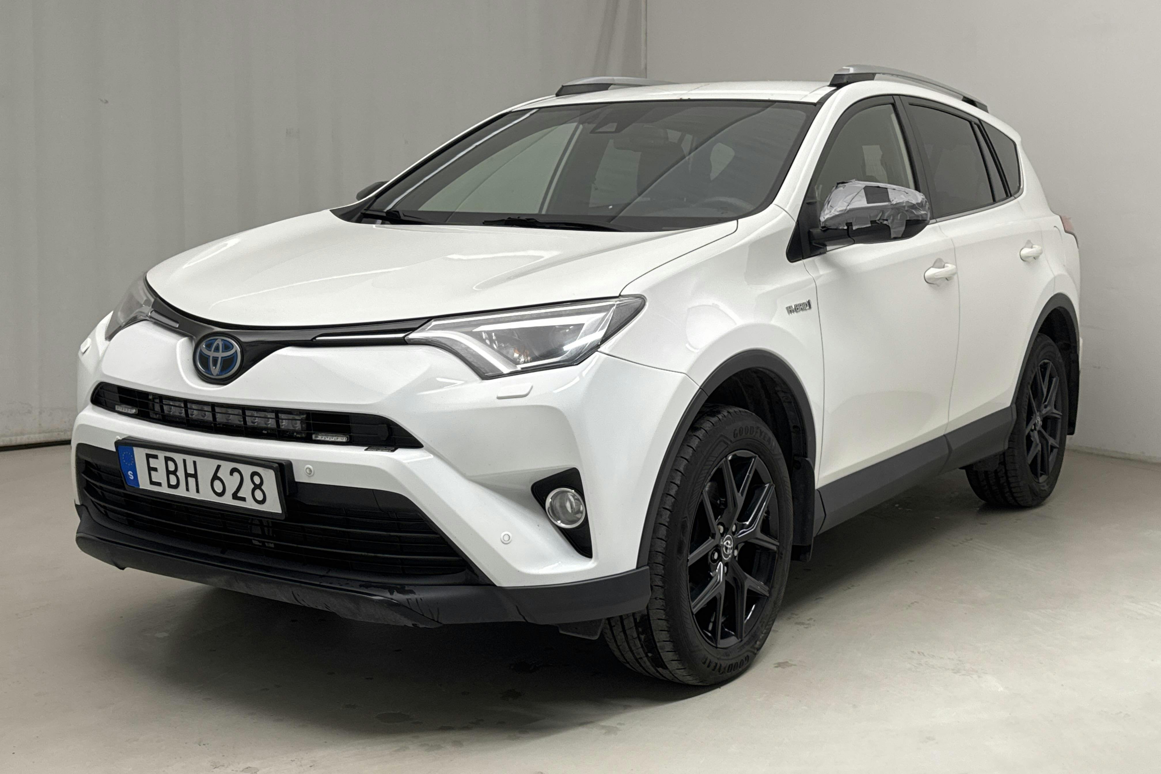 Toyota RAV4 2.5 HSD AWD (197hk) - 14 336 mil - Automat - vit - 2018