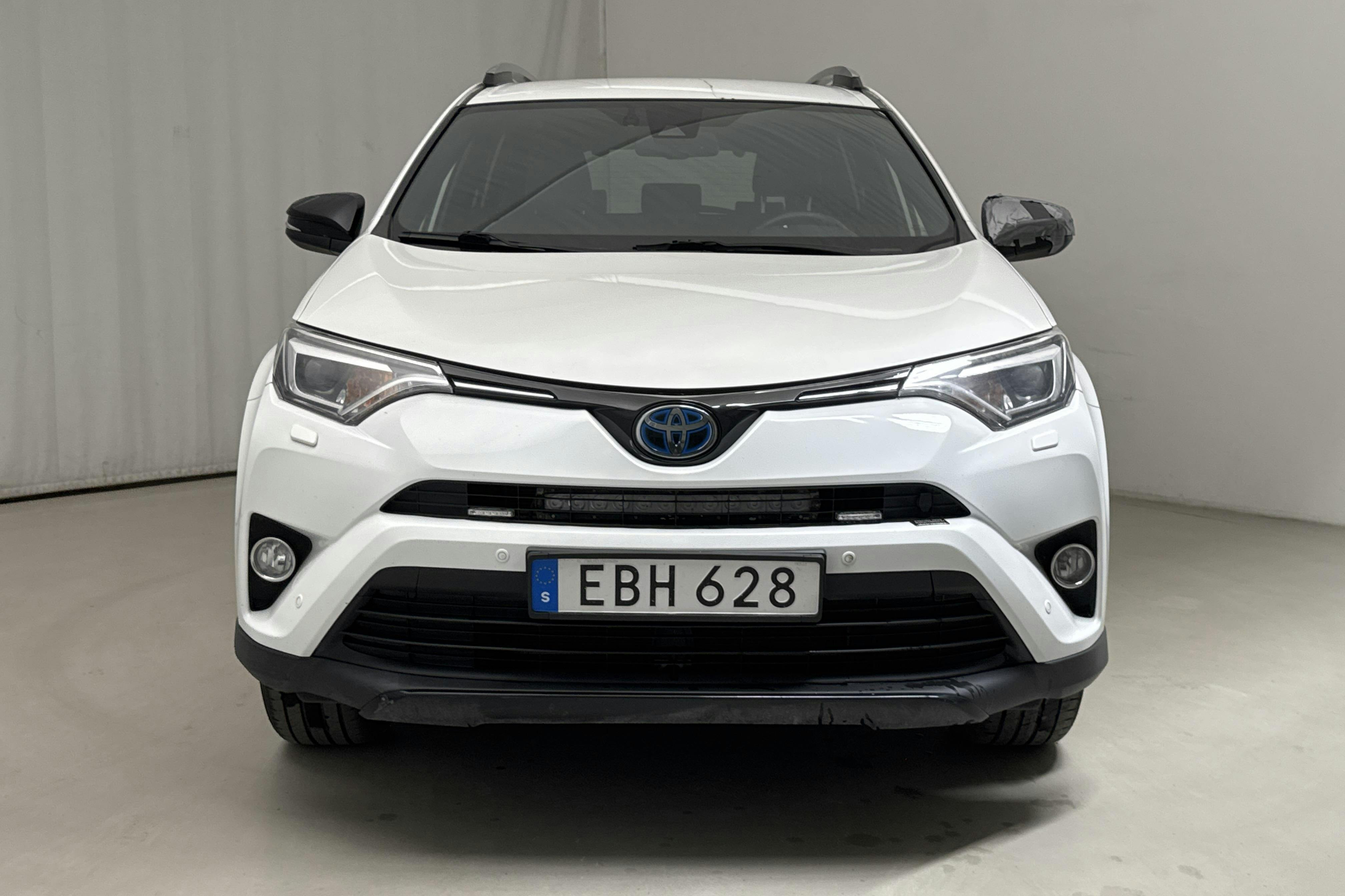 Toyota RAV4 2.5 HSD AWD (197hk) - 14 336 mil - Automat - vit - 2018