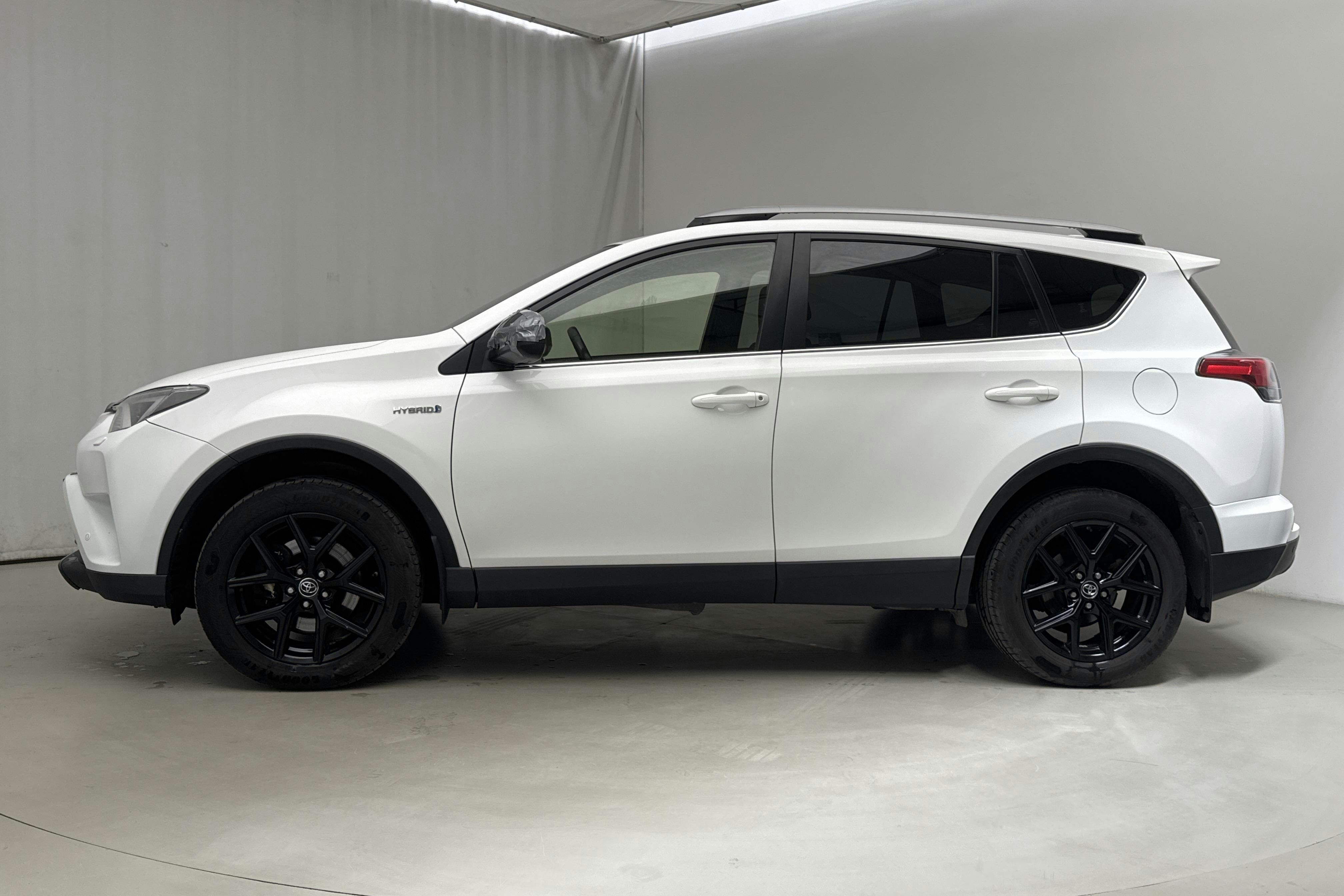 Toyota RAV4 2.5 HSD AWD (197hk) - 14 336 mil - Automat - vit - 2018