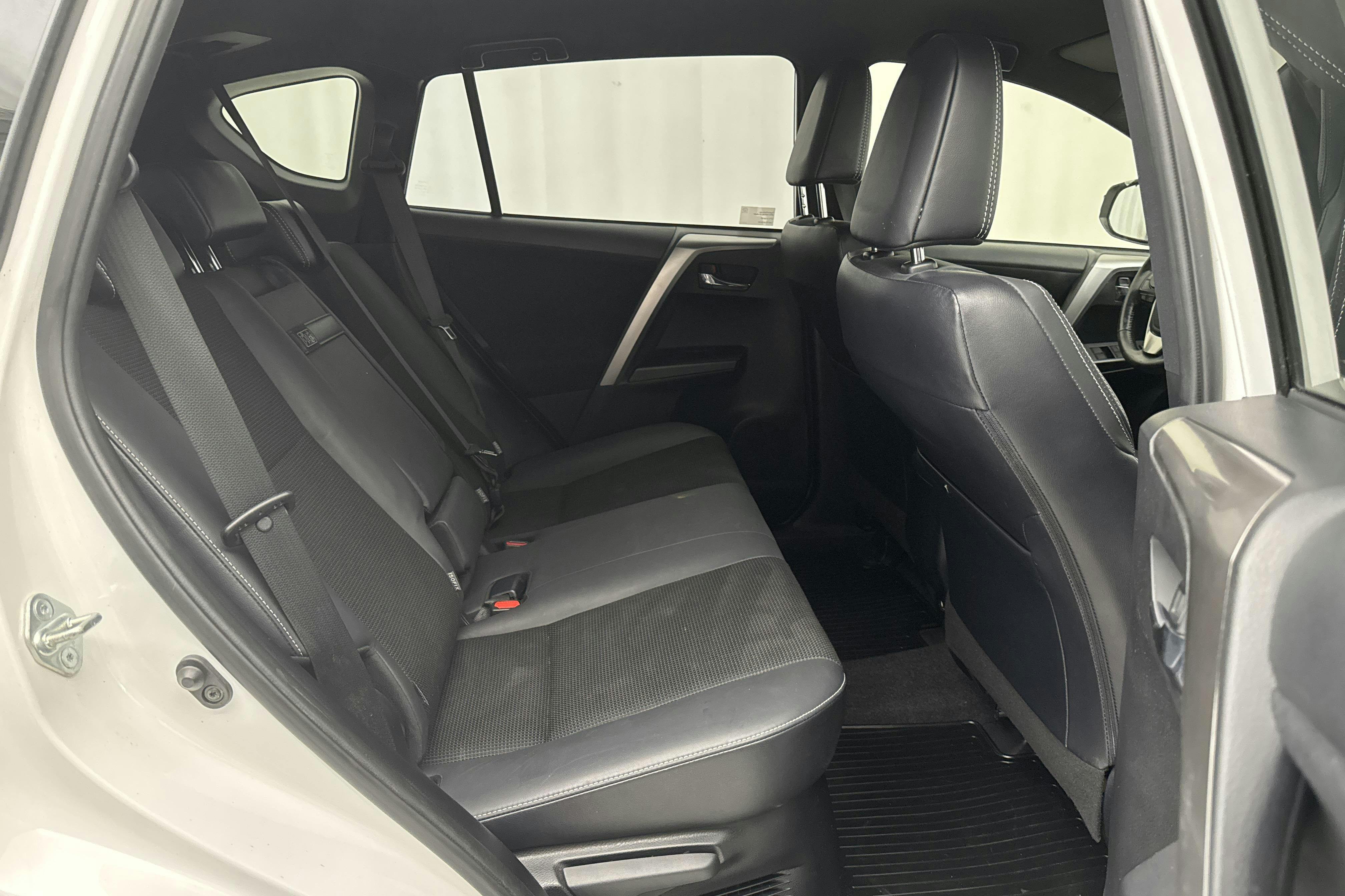 Toyota RAV4 2.5 HSD AWD (197hk) - 14 336 mil - Automat - vit - 2018
