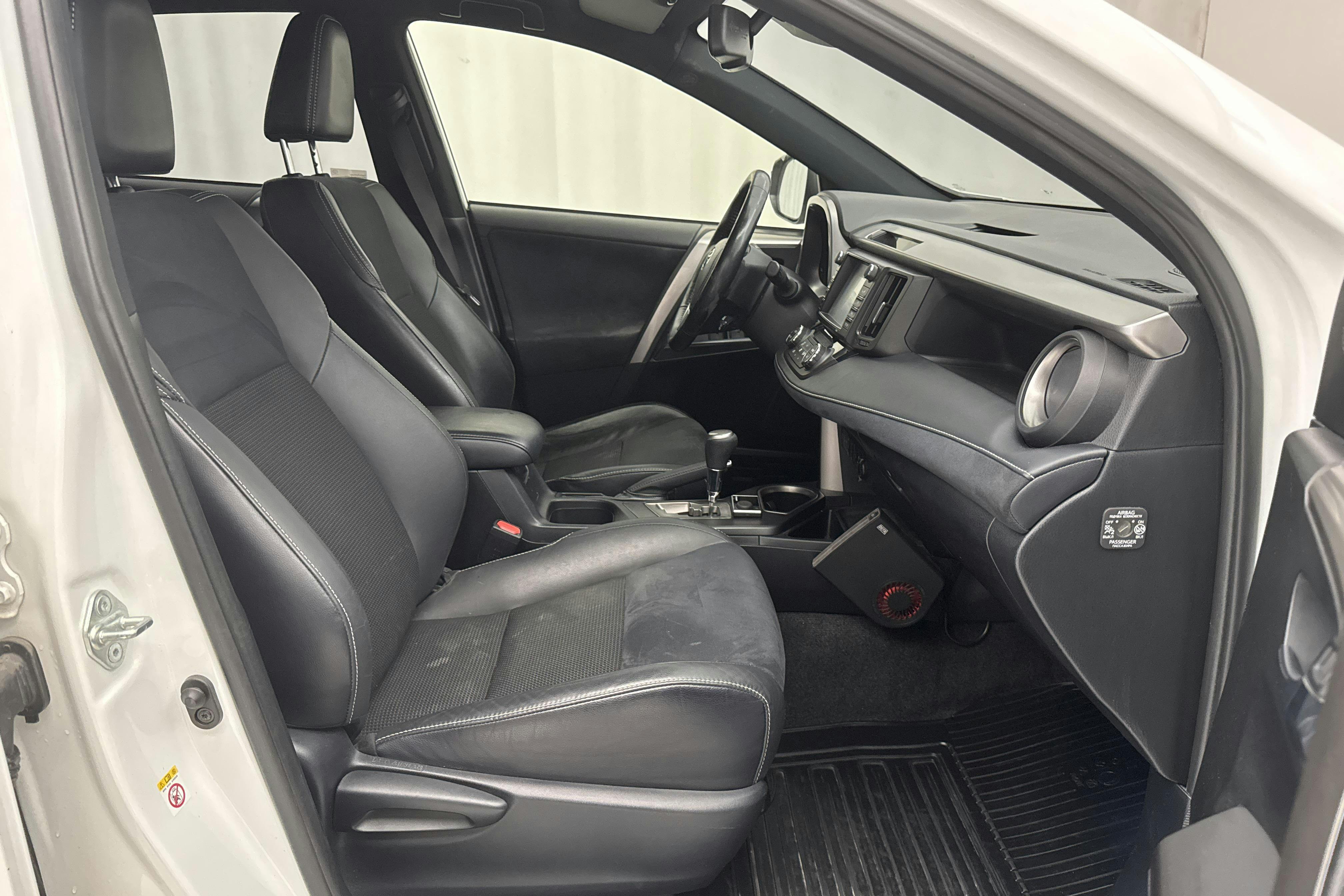 Toyota RAV4 2.5 HSD AWD (197hk) - 14 336 mil - Automat - vit - 2018