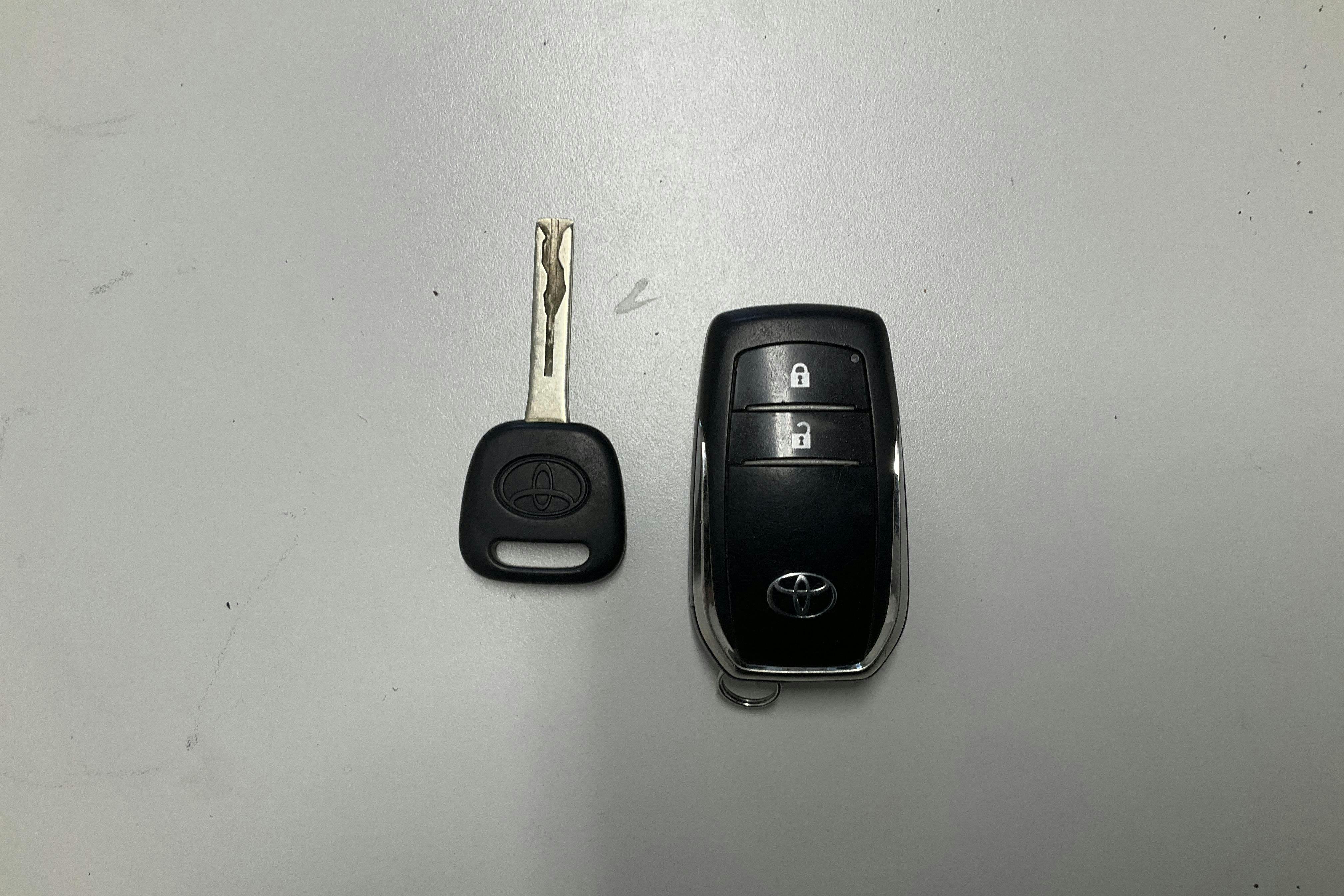 Toyota Hilux 2.4 D 4WD (150hk) - 16 933 mil - Automat - svart - 2018