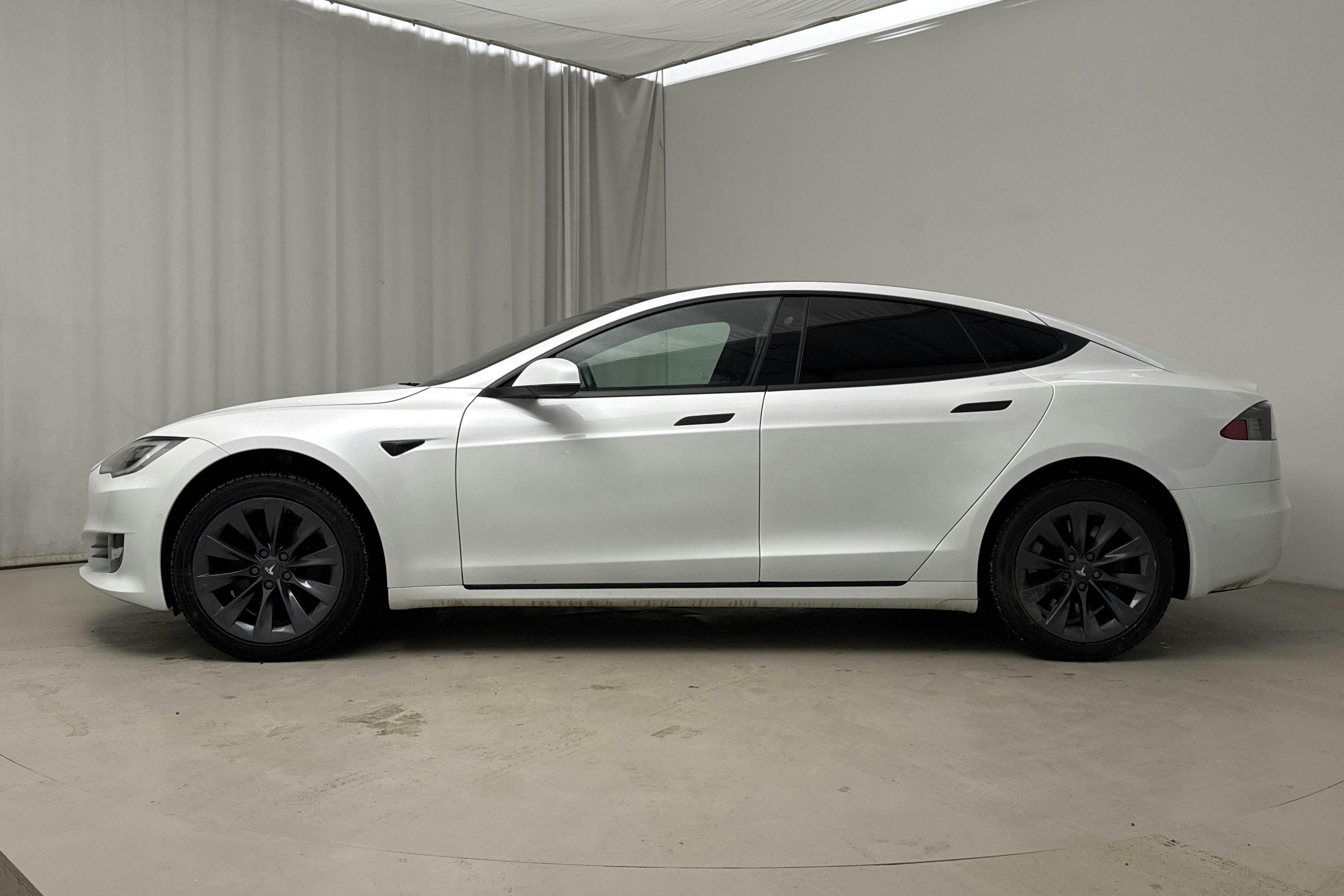 Presentationsfoto 2 av 19: Tesla Model S Long Range AWD - 14 181 mil - Automat - vit - 2020