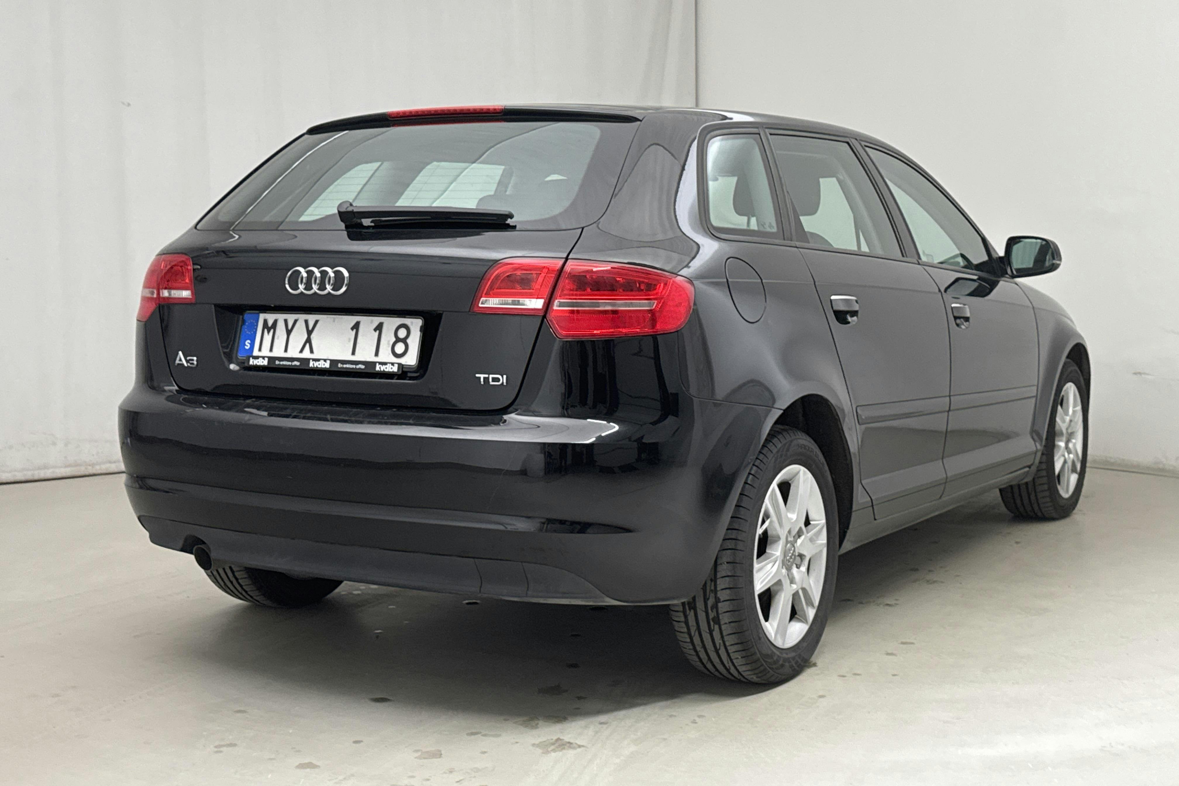 Audi A3 2.0 TDI Sportback (140hk) - 10 838 mil - Manuell - svart - 2013
