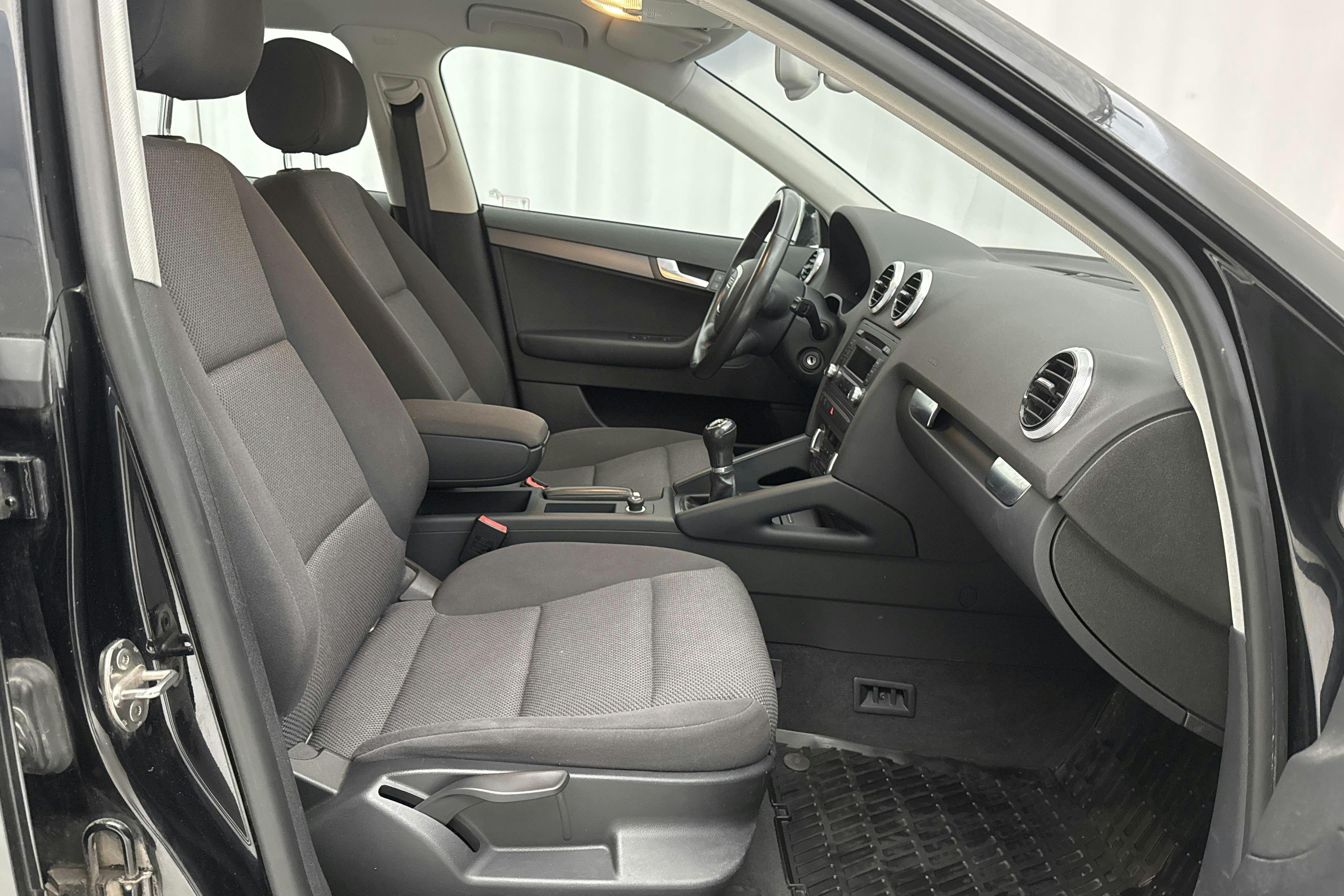 Audi A3 2.0 TDI Sportback (140hk) - 10 838 mil - Manuell - svart - 2013