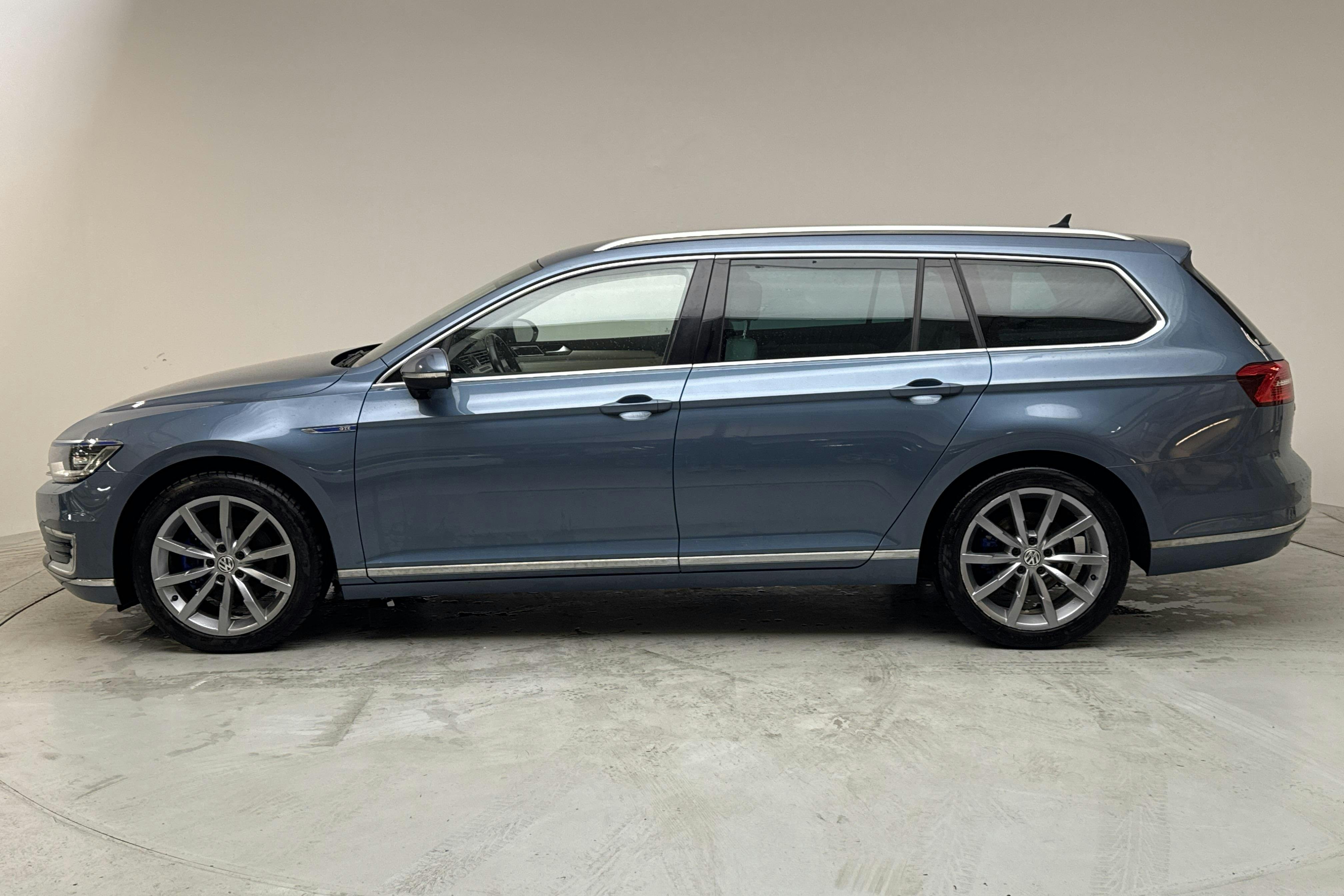 VW Passat 1.4 Plug-in-Hybrid Sportscombi (218hk) - 14 210 mil - Automat - blå - 2017