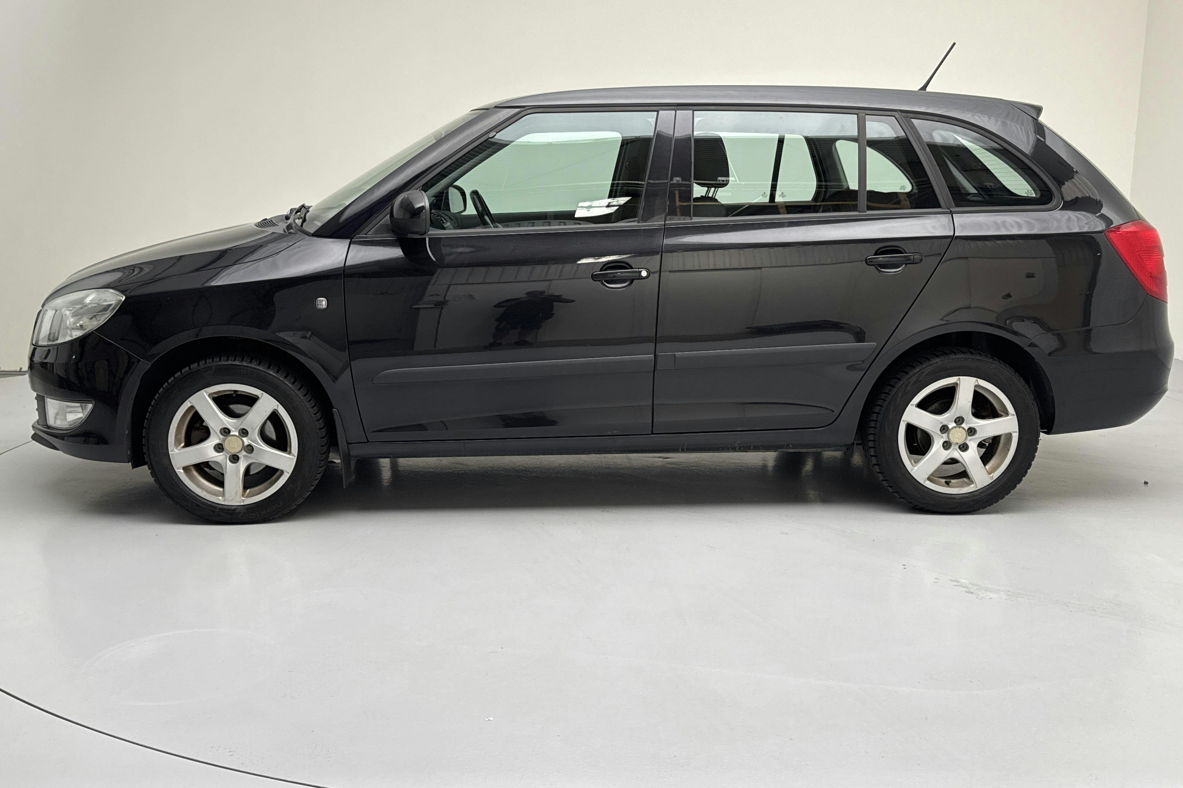 Skoda Fabia 1.6 TDI Combi (75hk) - 14 589 mil - Manuell - svart - 2012