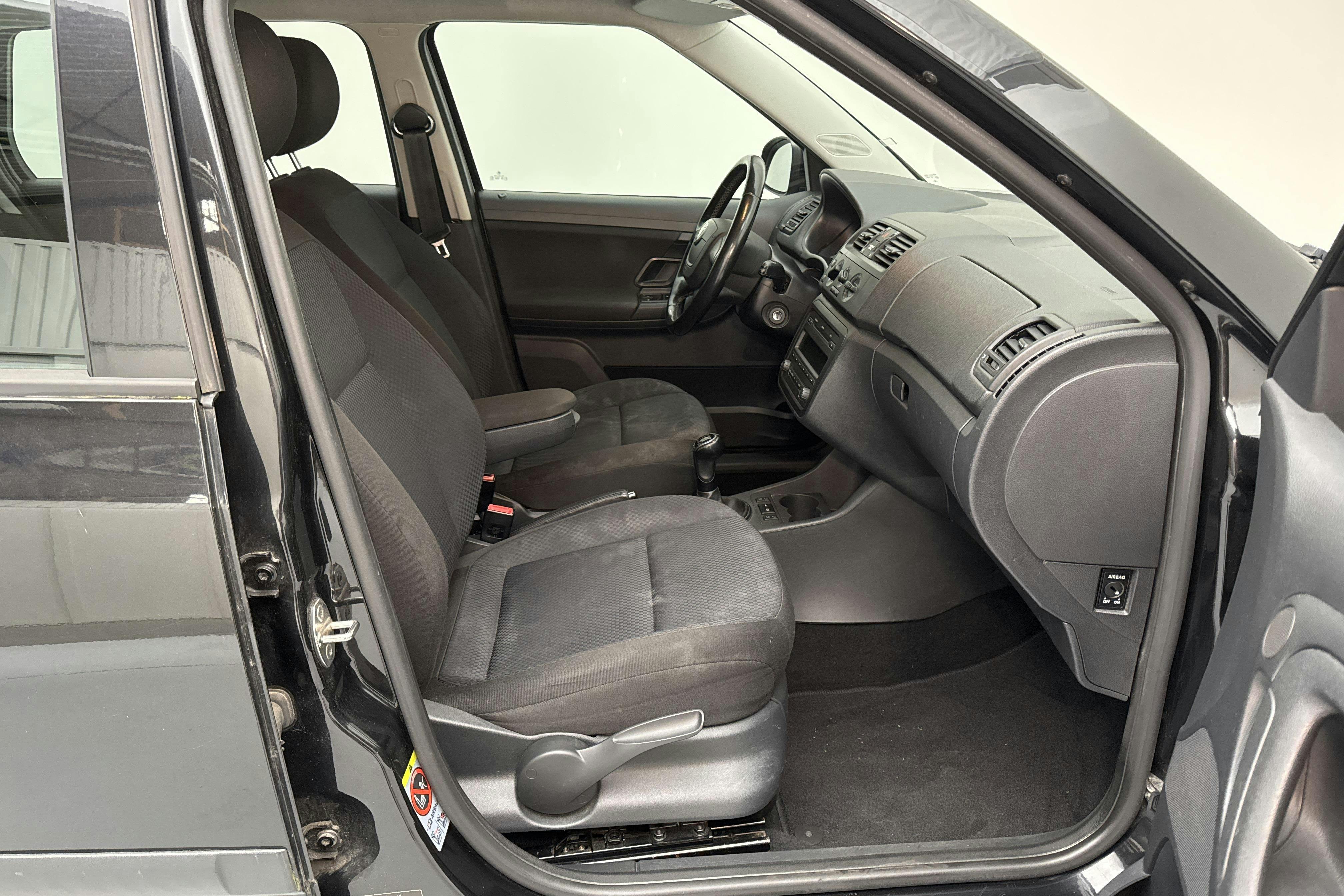 Skoda Fabia 1.6 TDI Combi (75hk) - 14 589 mil - Manuell - svart - 2012