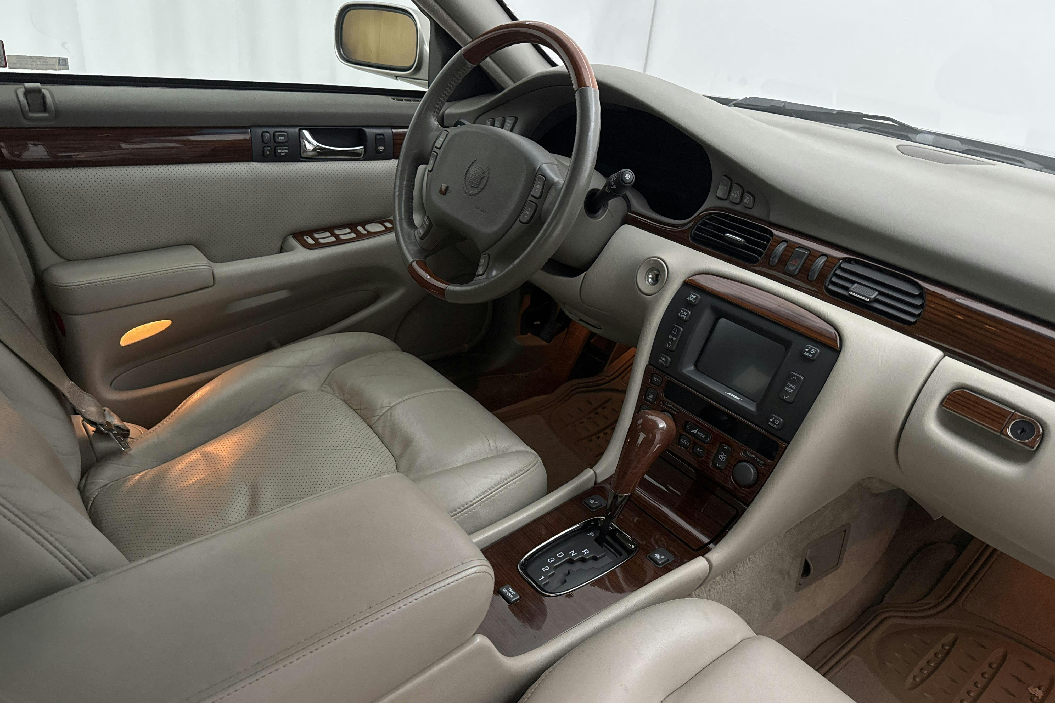 Cadillac STS (305hk) - 17 653 mil - Automat - grå - 2001