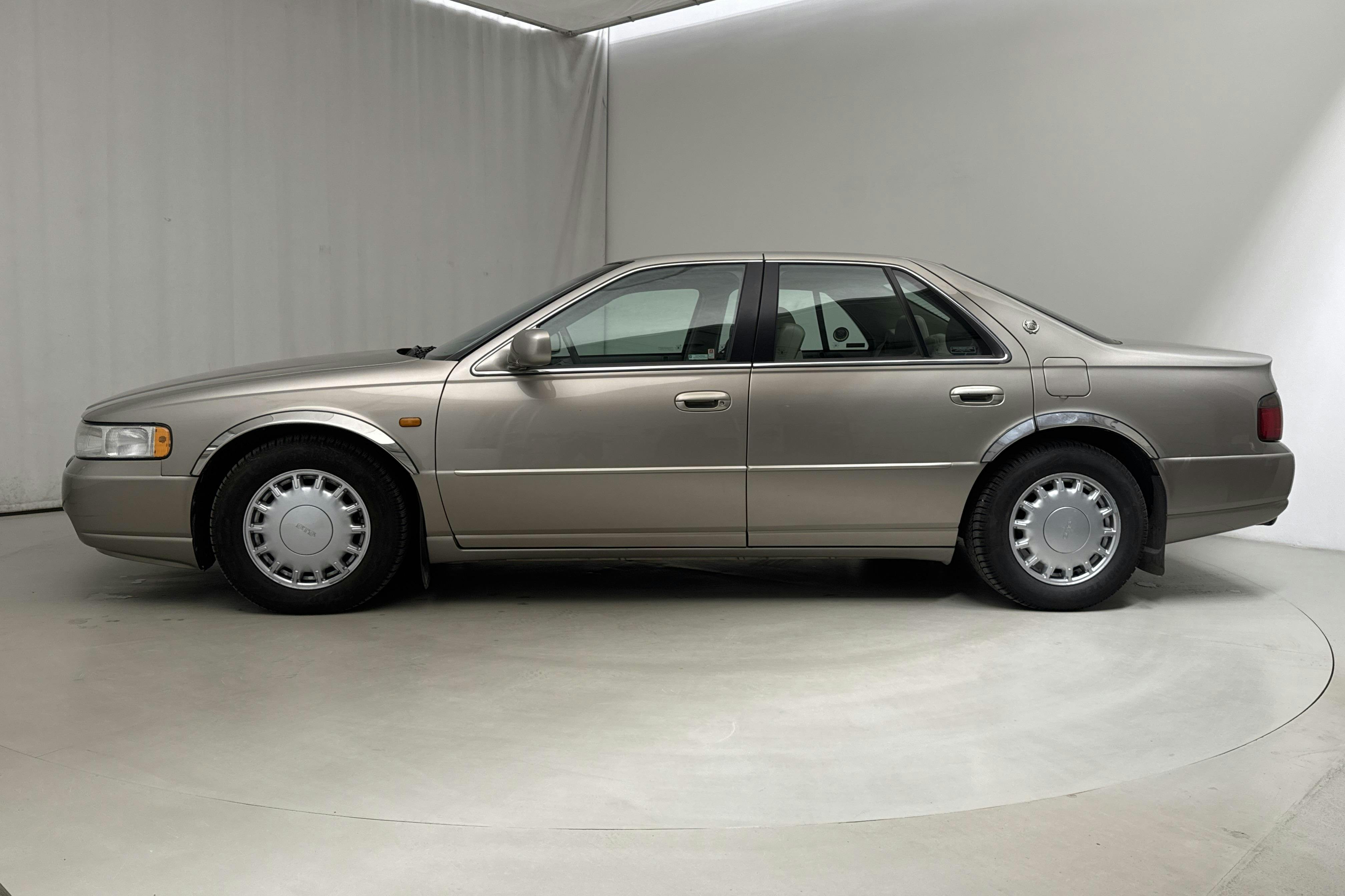Cadillac STS (305hk) - 17 653 mil - Automat - grå - 2001
