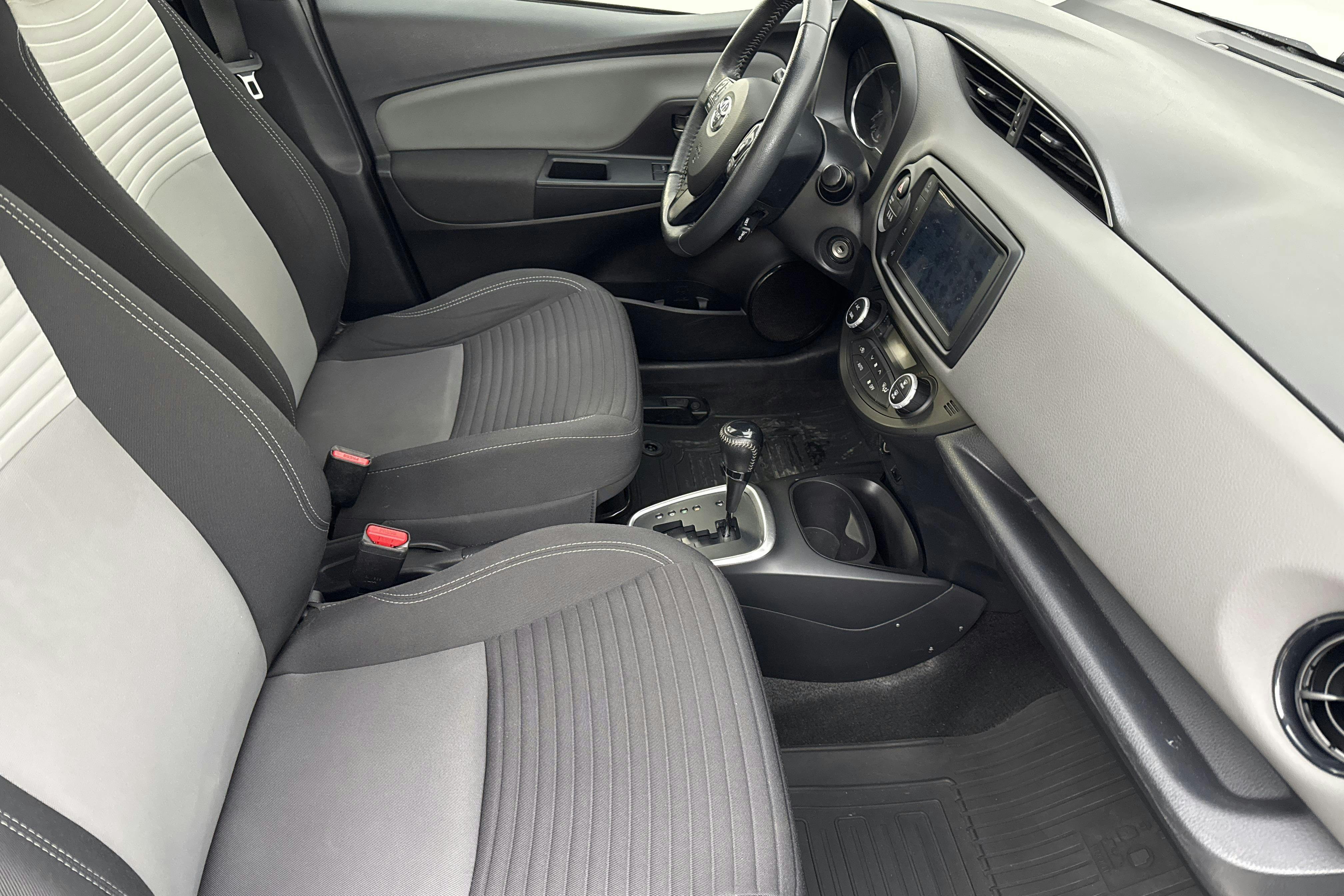 Toyota Yaris 1.5 Hybrid 5dr (101hk) - 12 114 mil - Automat - vit - 2020