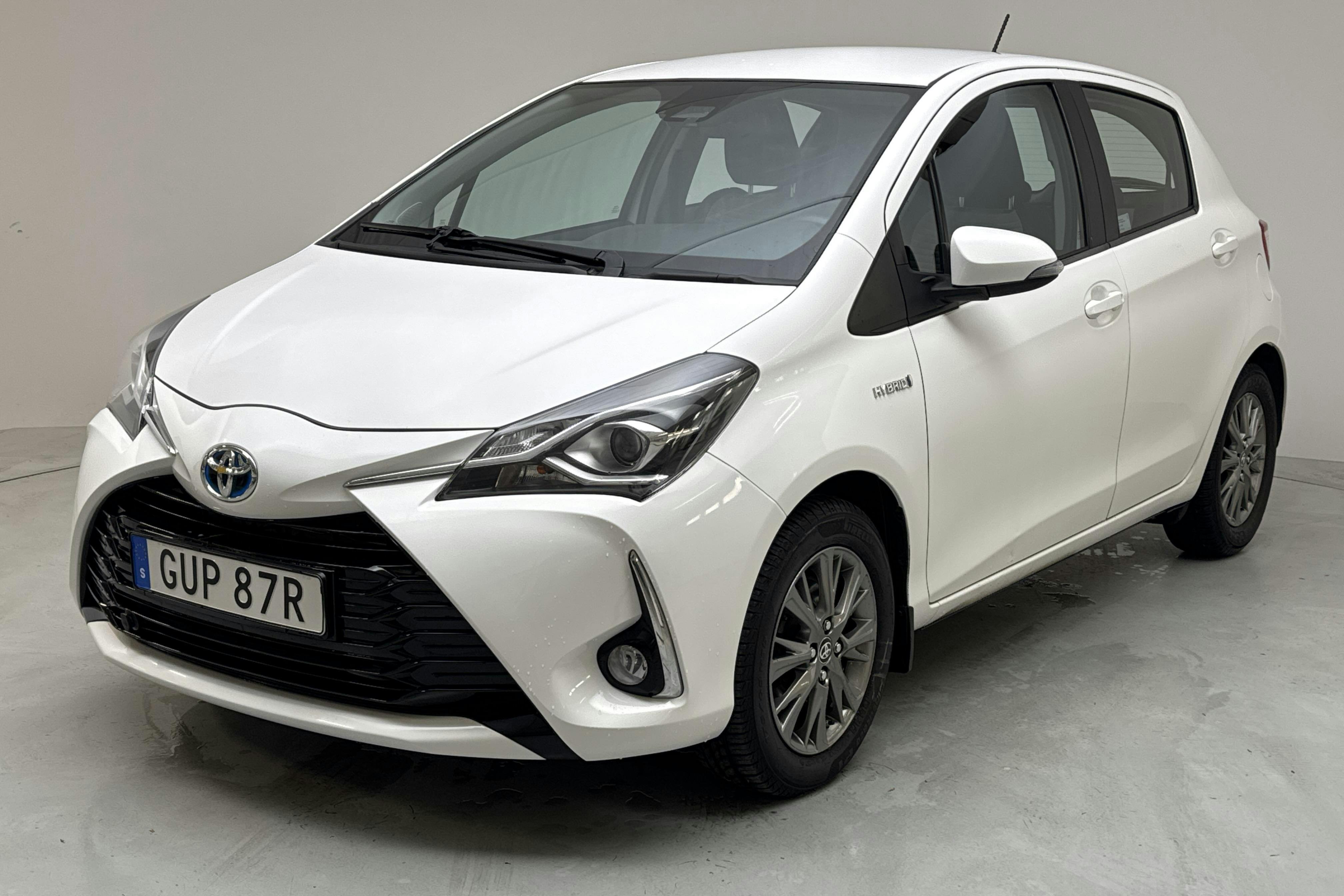 Toyota Yaris 1.5 Hybrid 5dr (101hk) - 121 140 km - Automatyczna - biały - 2020