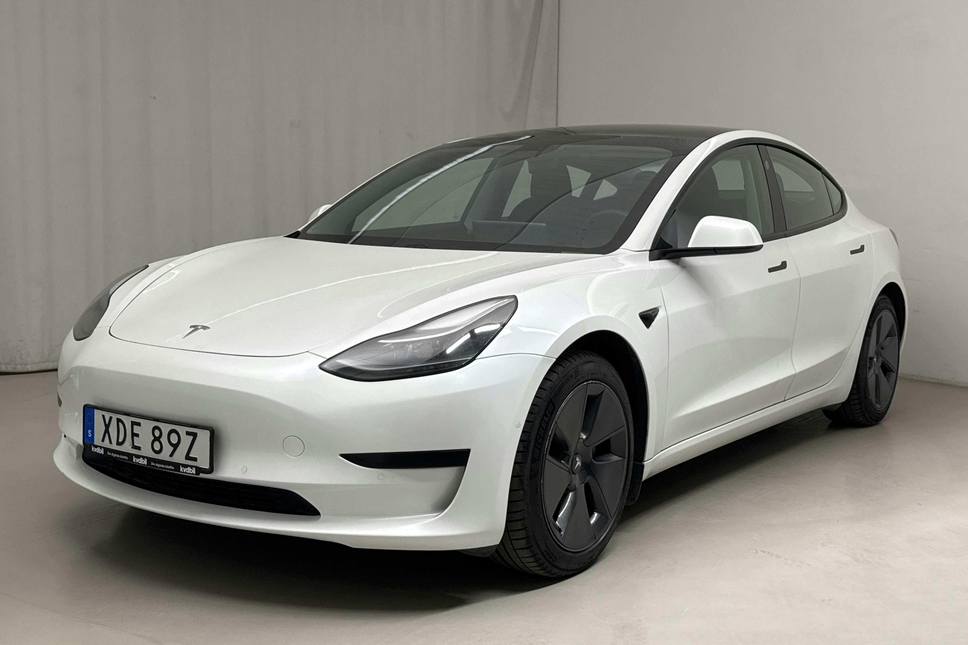 Tesla Model 3 Standard Range Plus RWD - 8 160 mil - Automat - vit - 2021