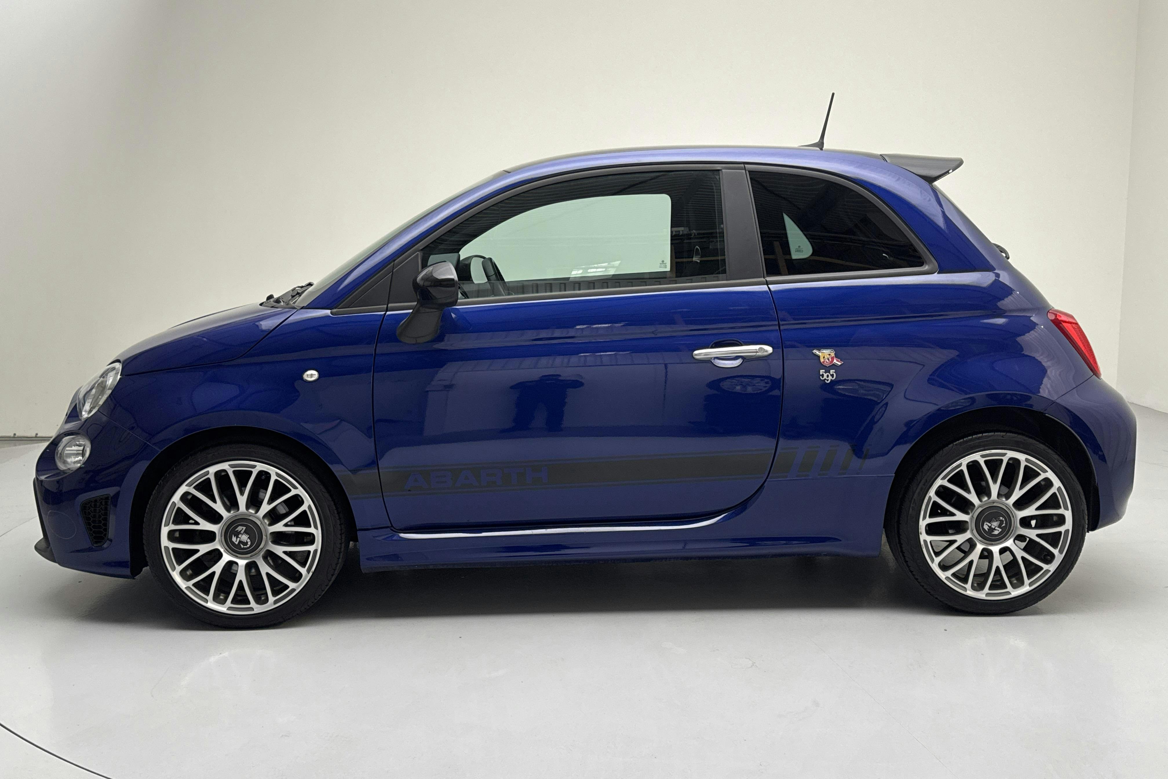 Esitlusfoto 2 aadressil 13: Abarth Abarth 595 (145hk) - 58 400 km - Käsitsi - sinine - 2019