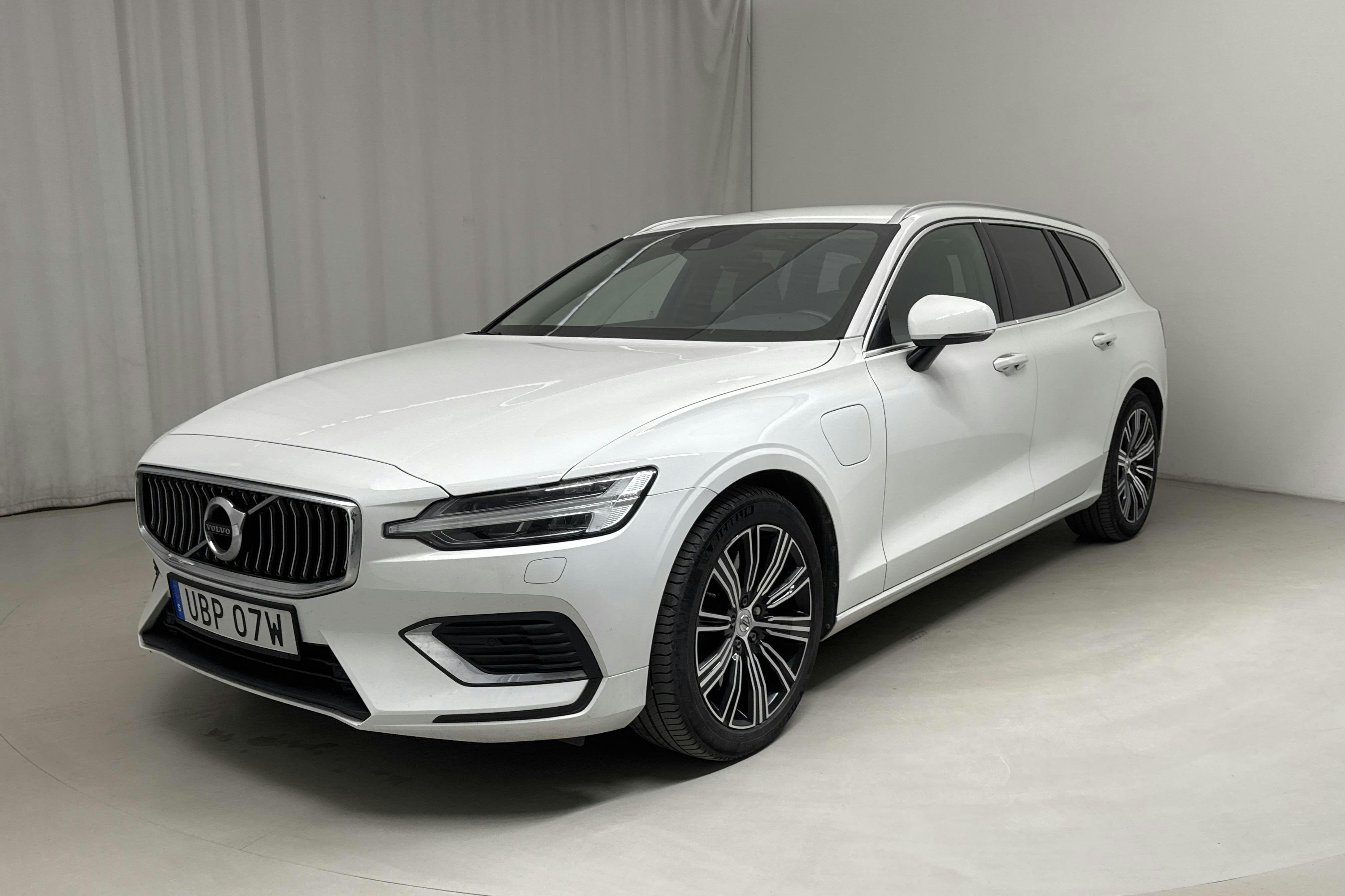 Volvo V60 T6 AWD Recharge (340hk) - 8 099 mil - Automat - vit - 2021