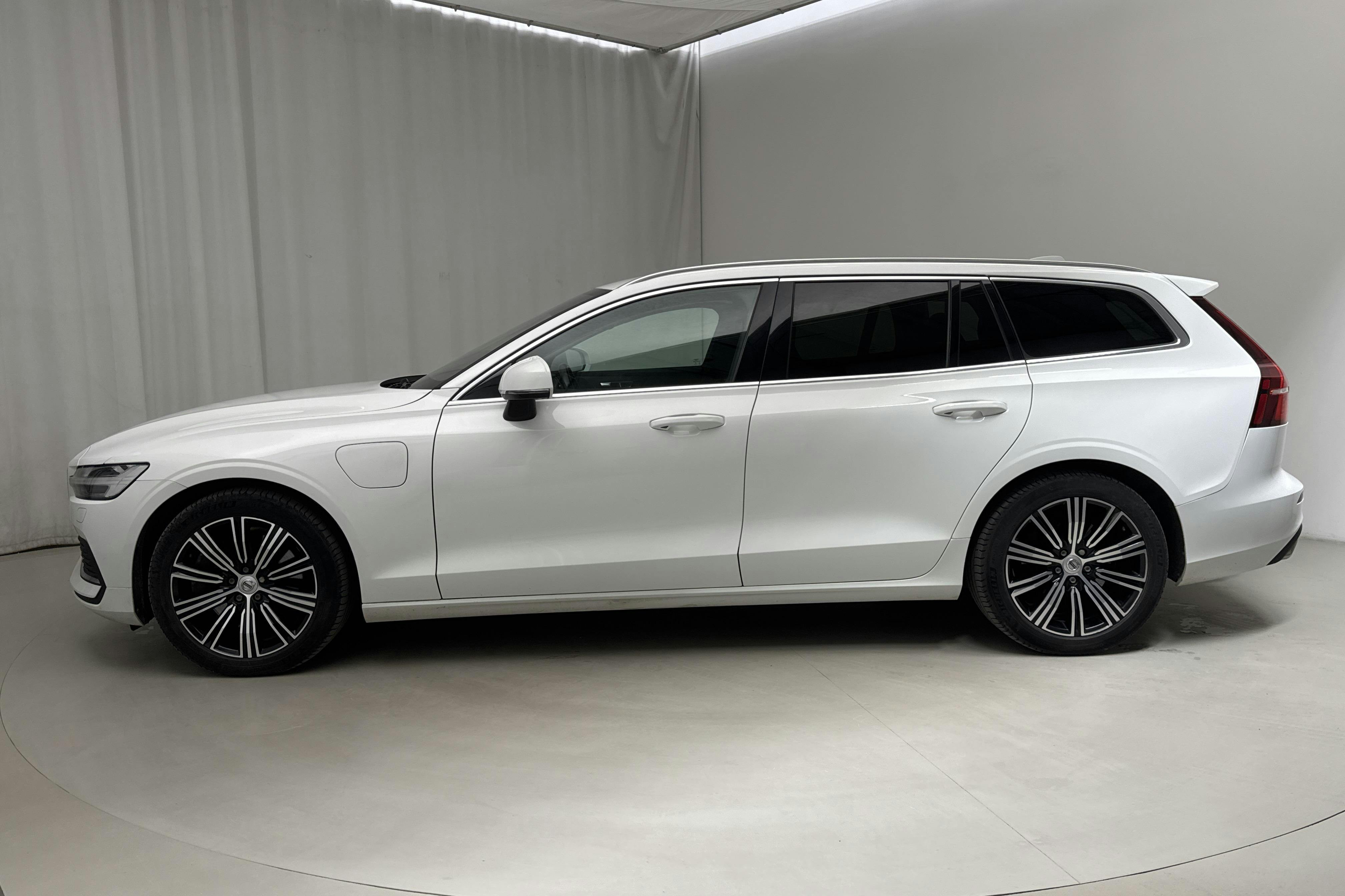 Volvo V60 T6 AWD Recharge (340hk) - 8 099 mil - Automat - vit - 2021