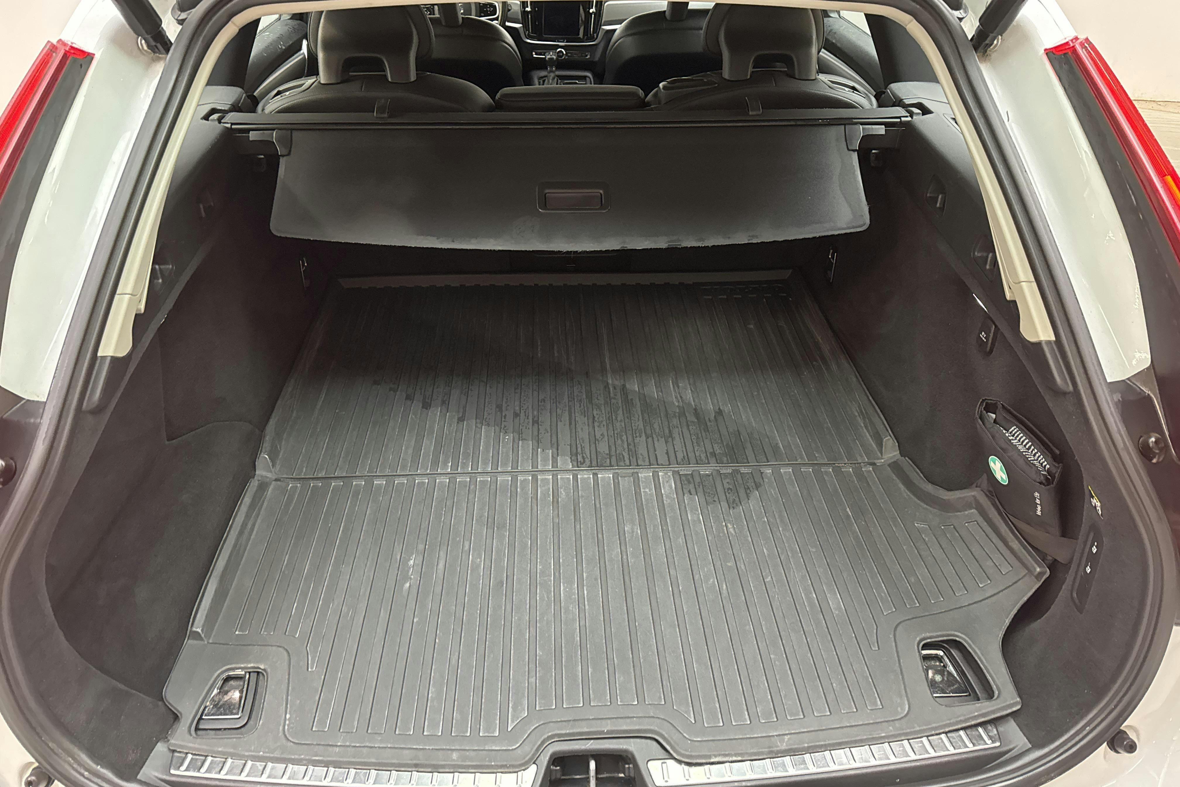 Volvo V90 D4 (190hk) - 128 270 km - Automatyczna - biały - 2017