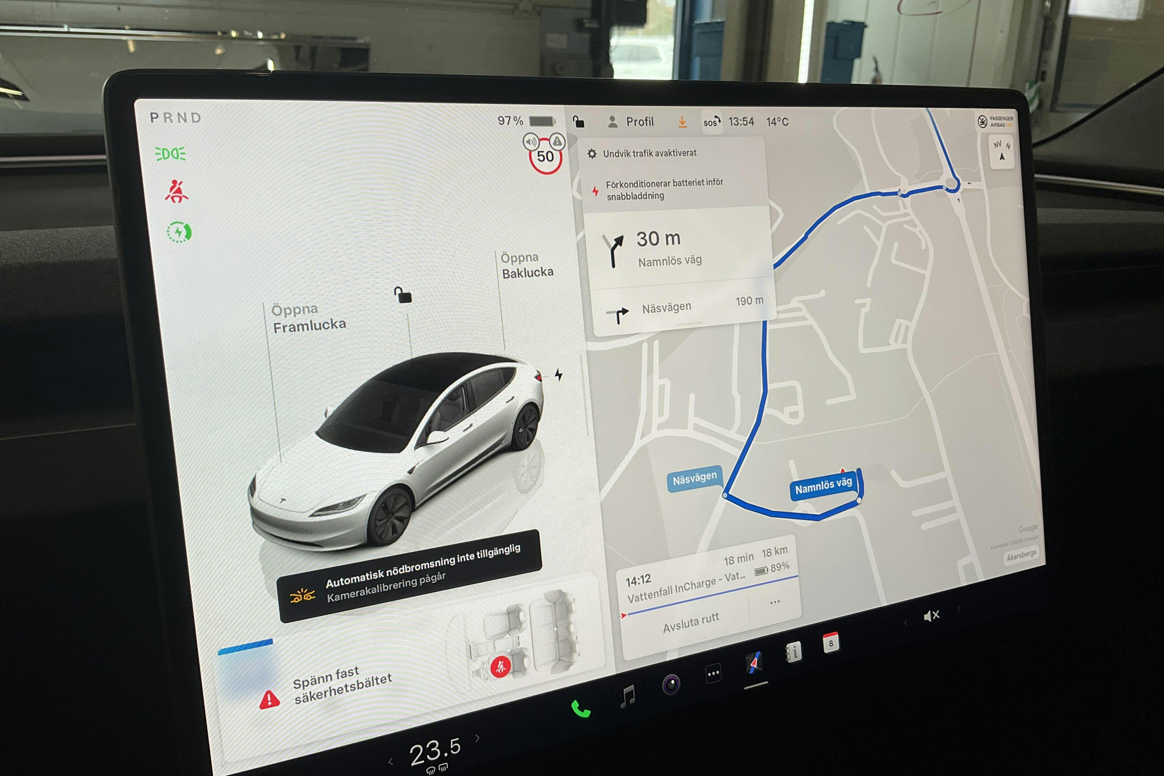 Tesla Model 3 Standard Range RWD - 3 539 mil - Automat - vit - 2024