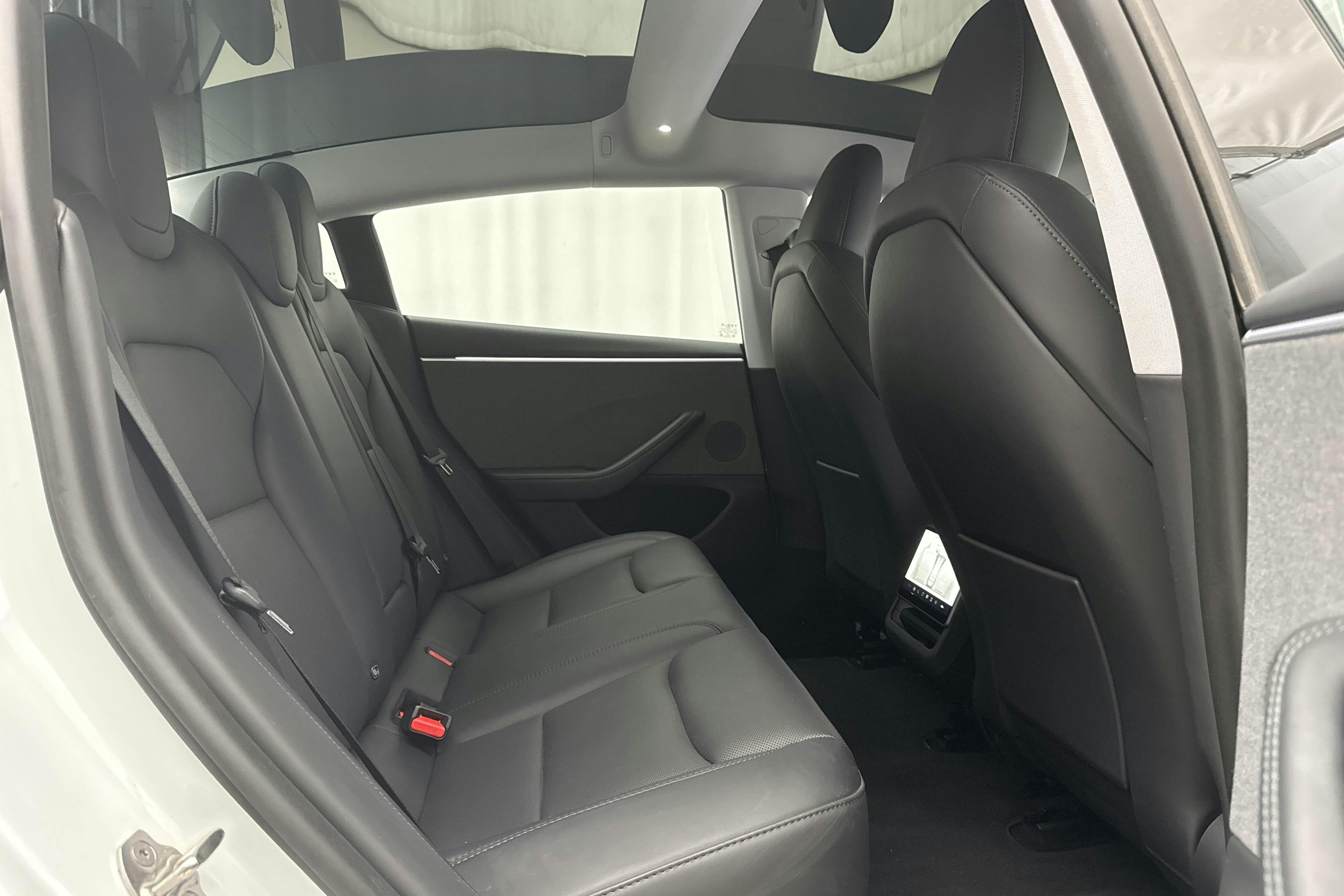 Tesla Model 3 Standard Range RWD - 3 539 mil - Automat - vit - 2024