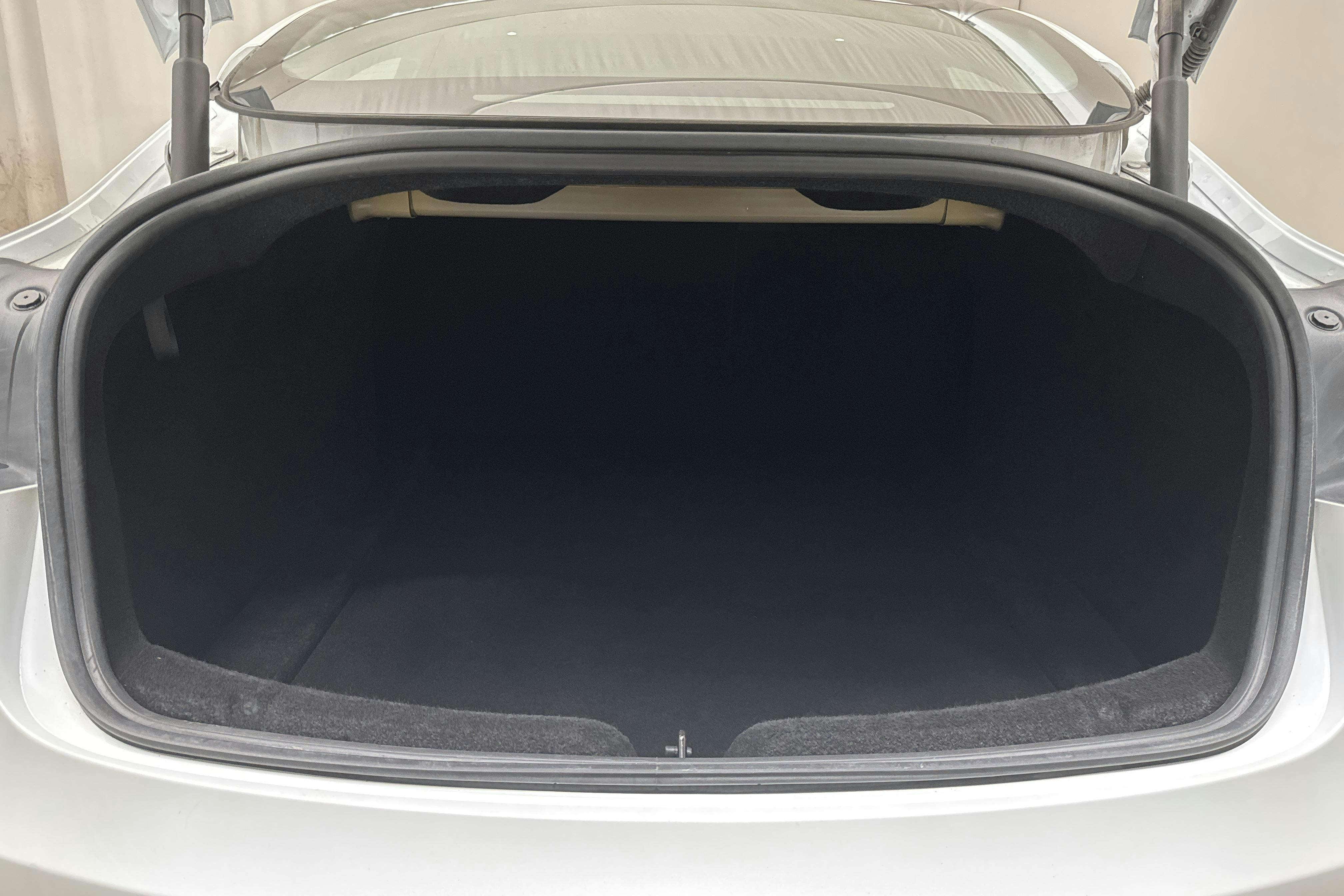 Tesla Model 3 Standard Range RWD - 3 539 mil - Automat - vit - 2024