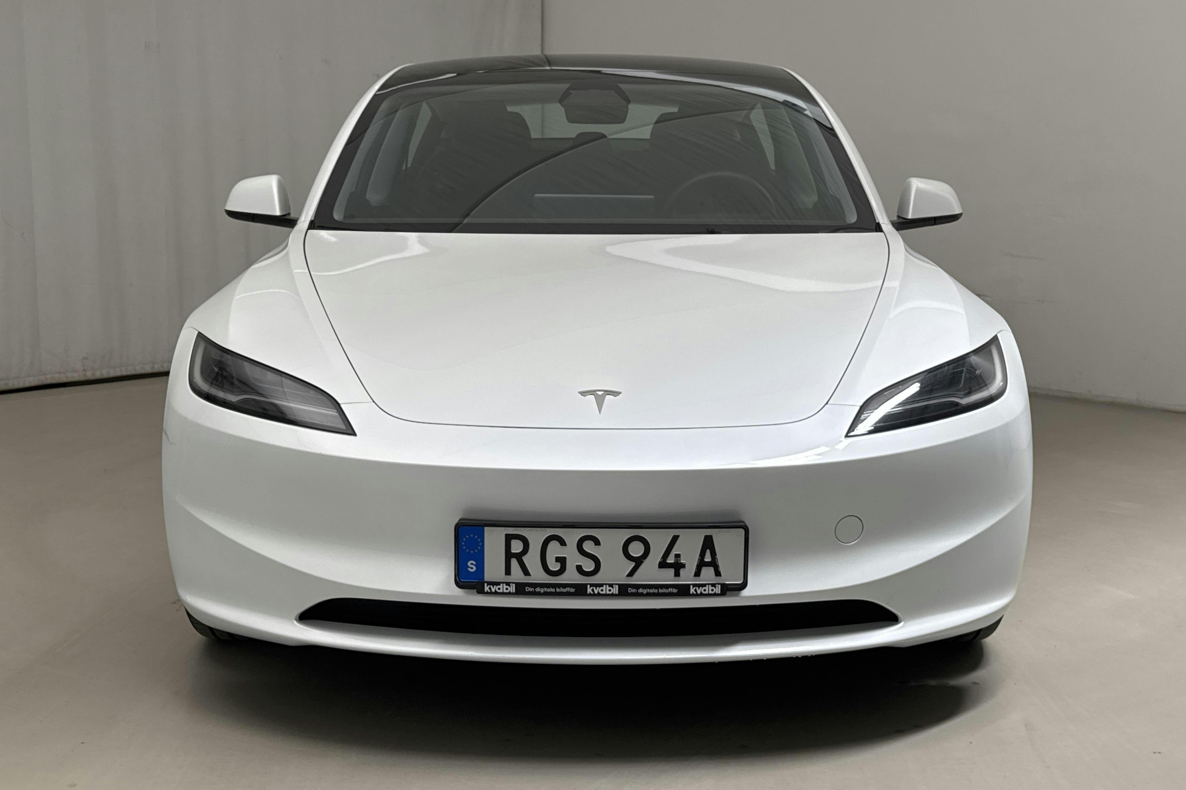 Tesla Model 3 Standard Range RWD - 3 539 mil - Automat - vit - 2024