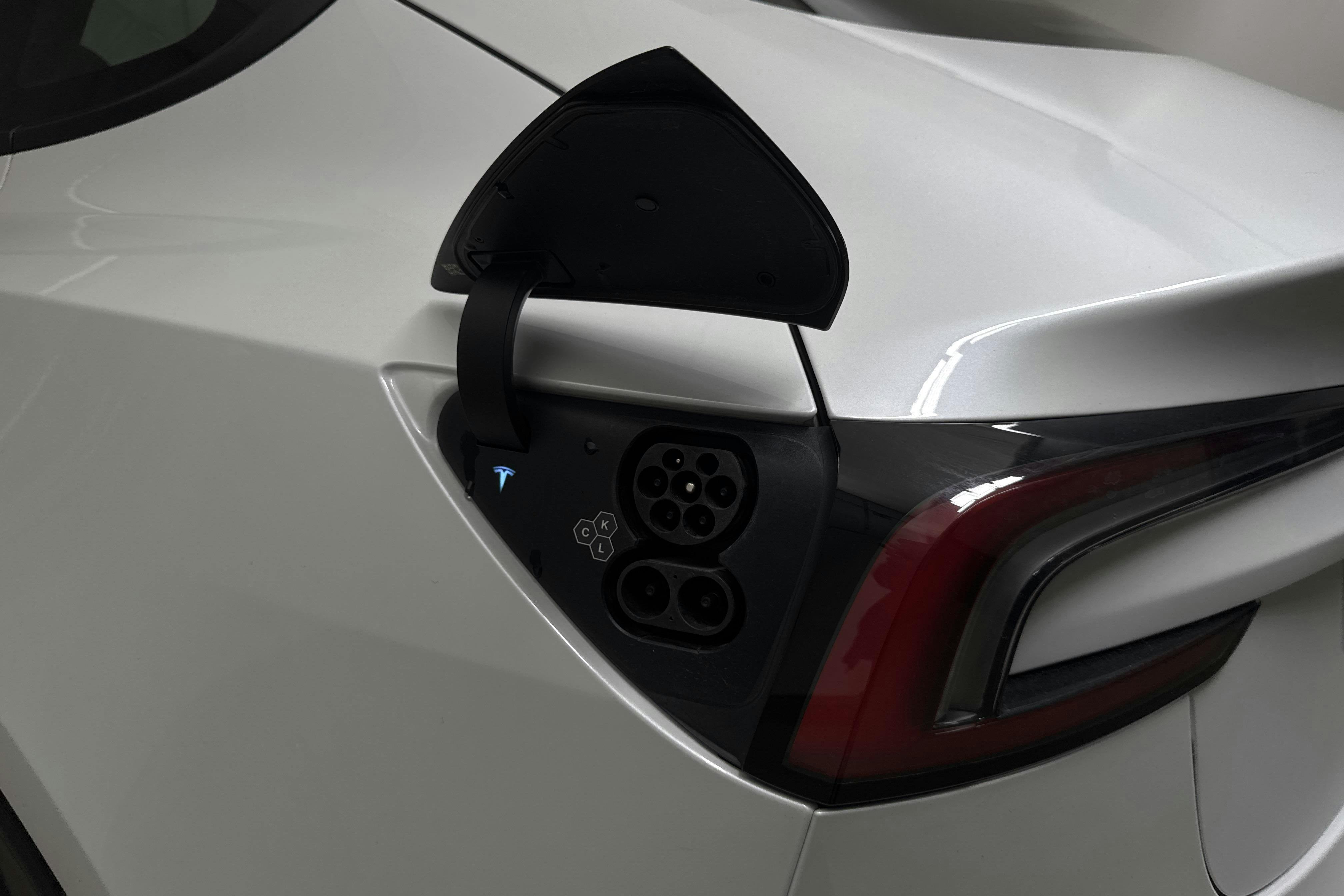 Tesla Model 3 Standard Range RWD - 3 539 mil - Automat - vit - 2024
