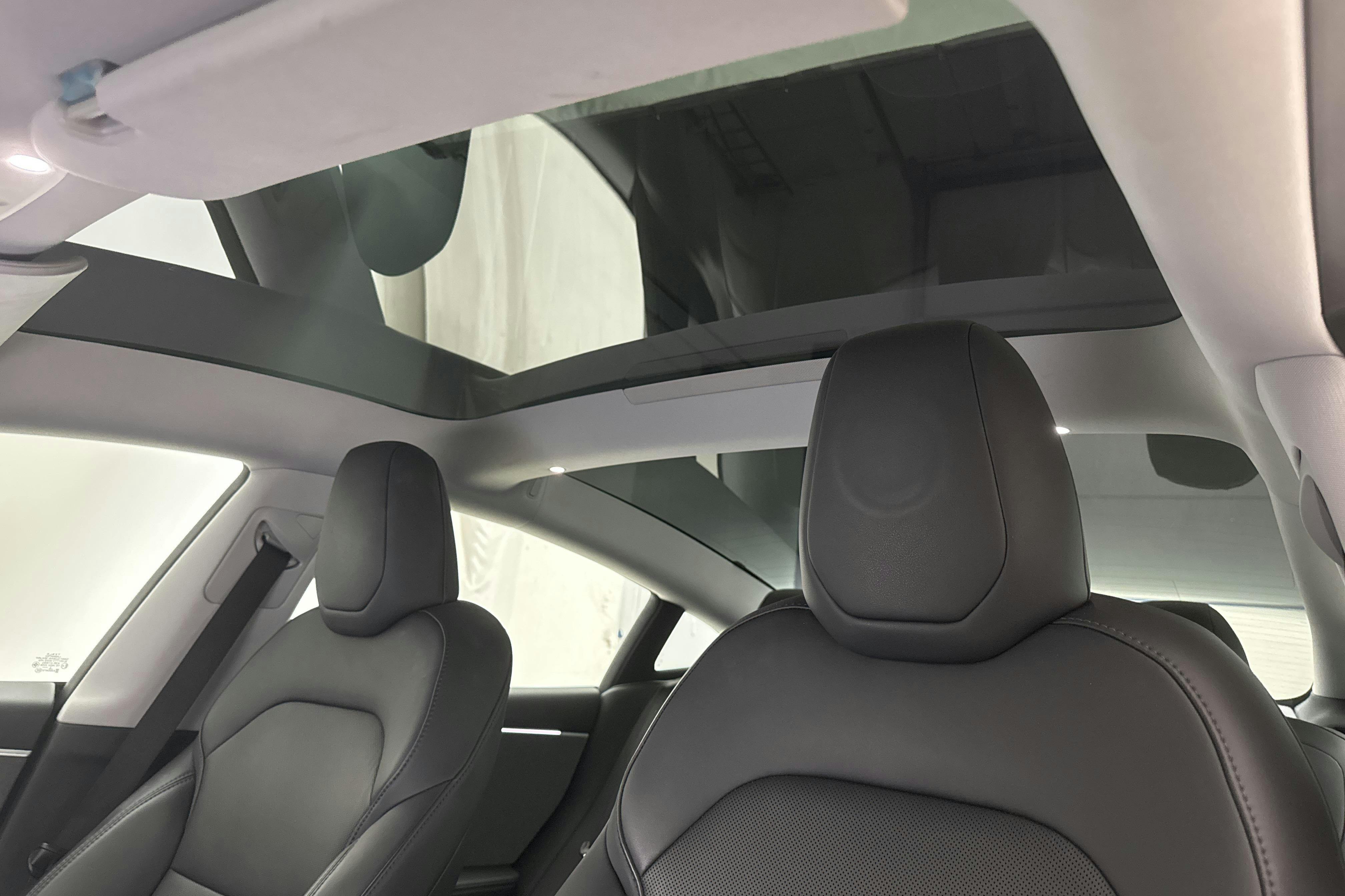 Tesla Model 3 Standard Range RWD - 3 539 mil - Automat - vit - 2024