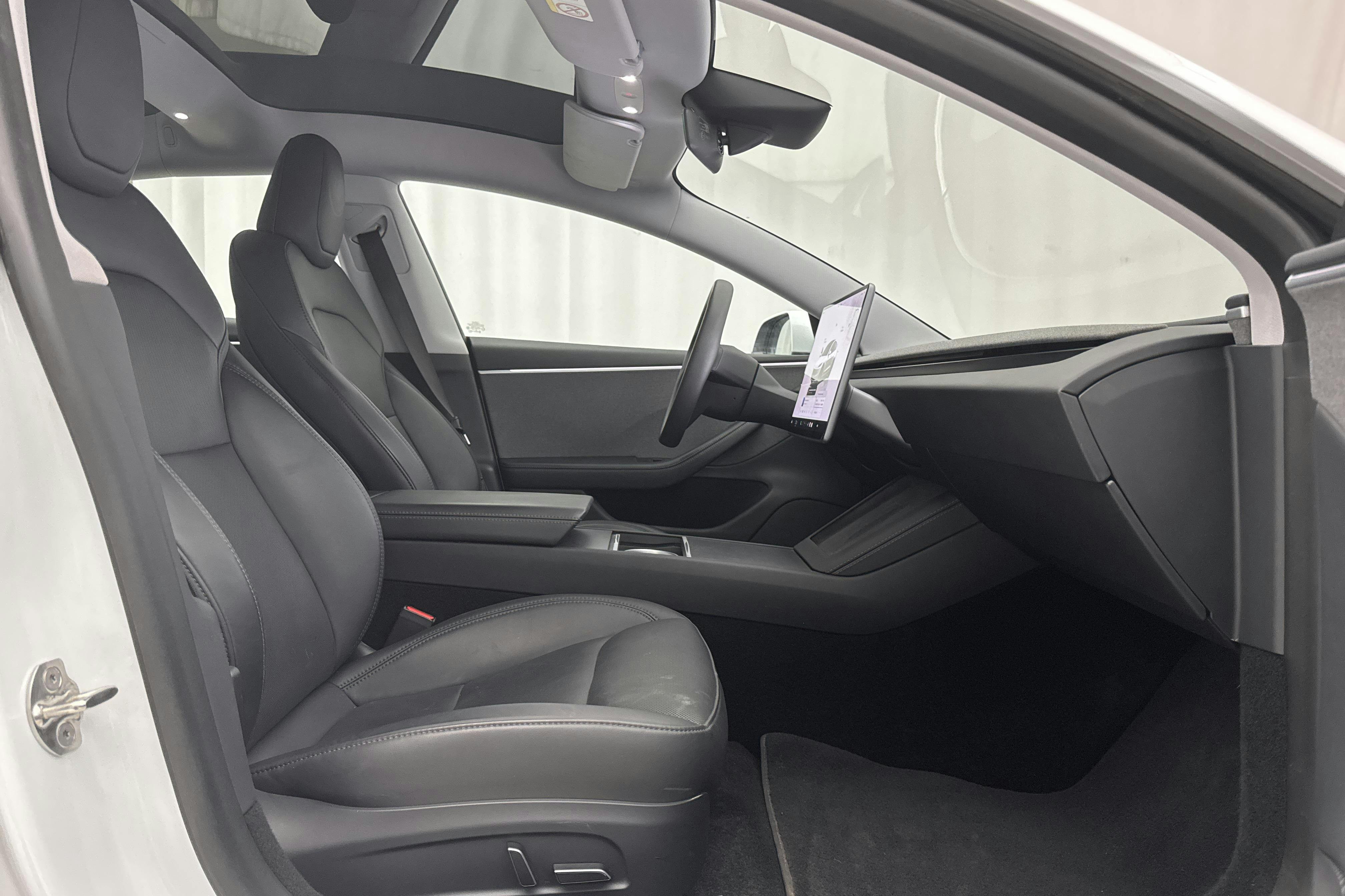 Tesla Model 3 Standard Range RWD - 3 539 mil - Automat - vit - 2024