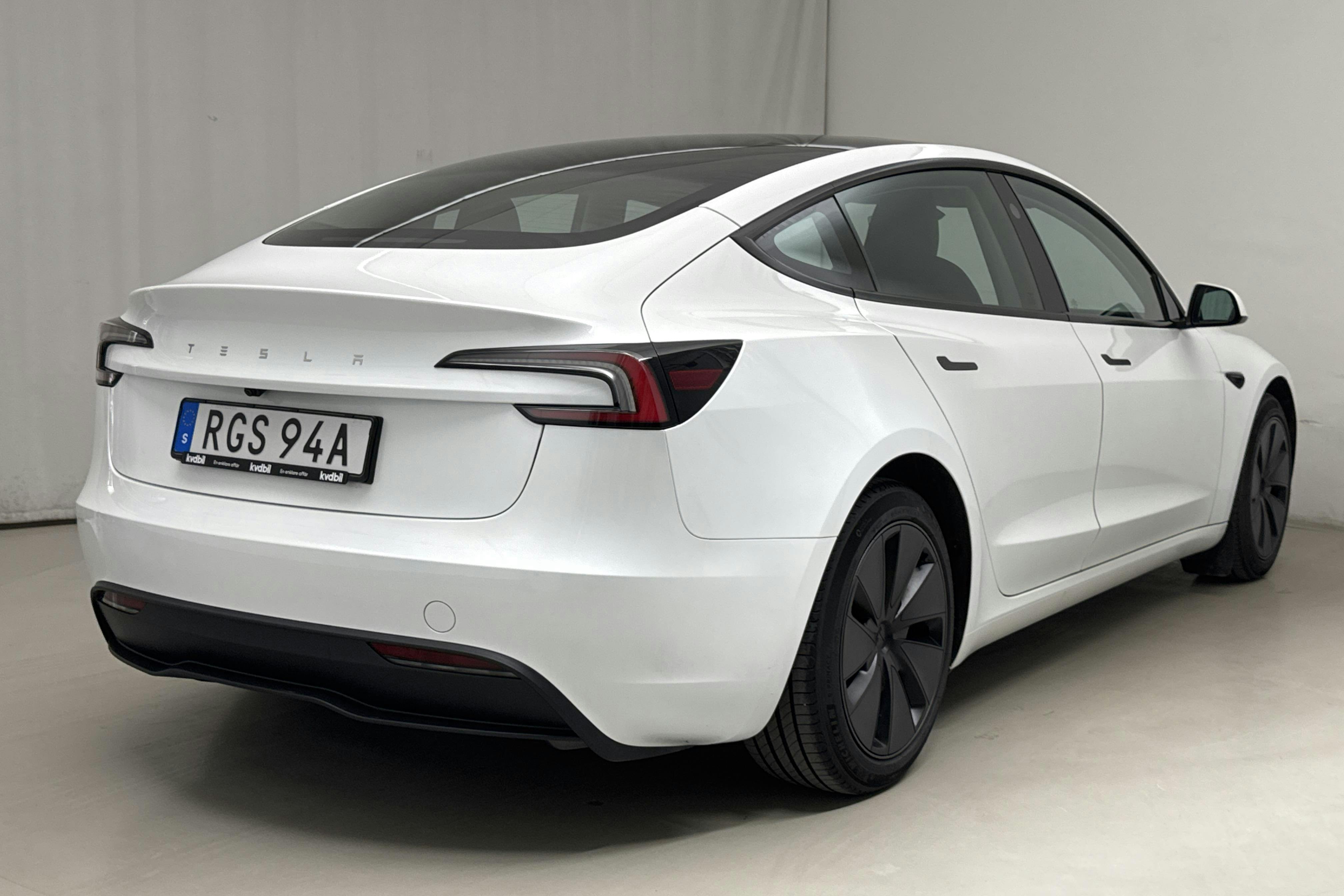 Tesla Model 3 Standard Range RWD - 3 539 mil - Automat - vit - 2024