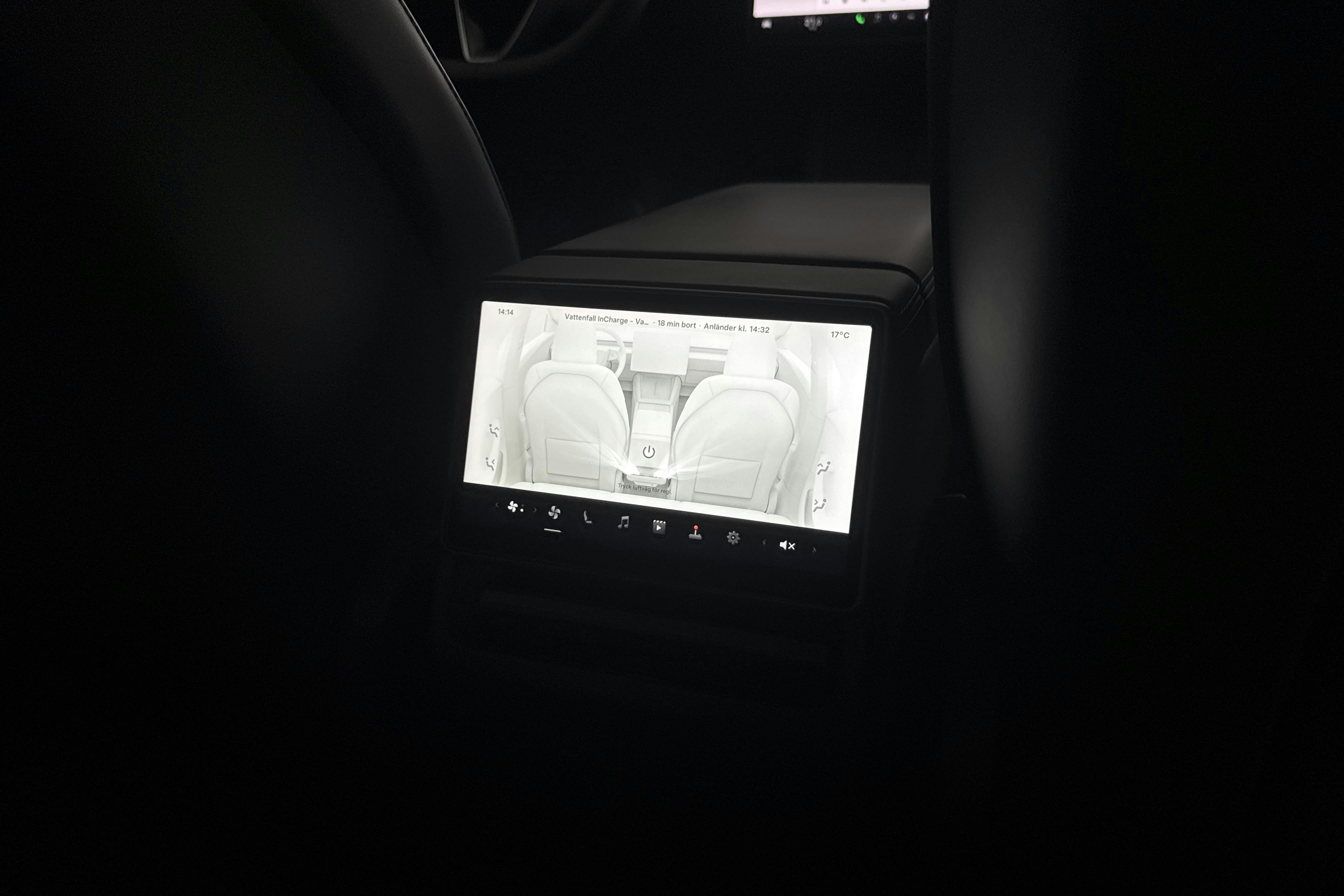 Tesla Model 3 Standard Range RWD - 3 539 mil - Automat - vit - 2024