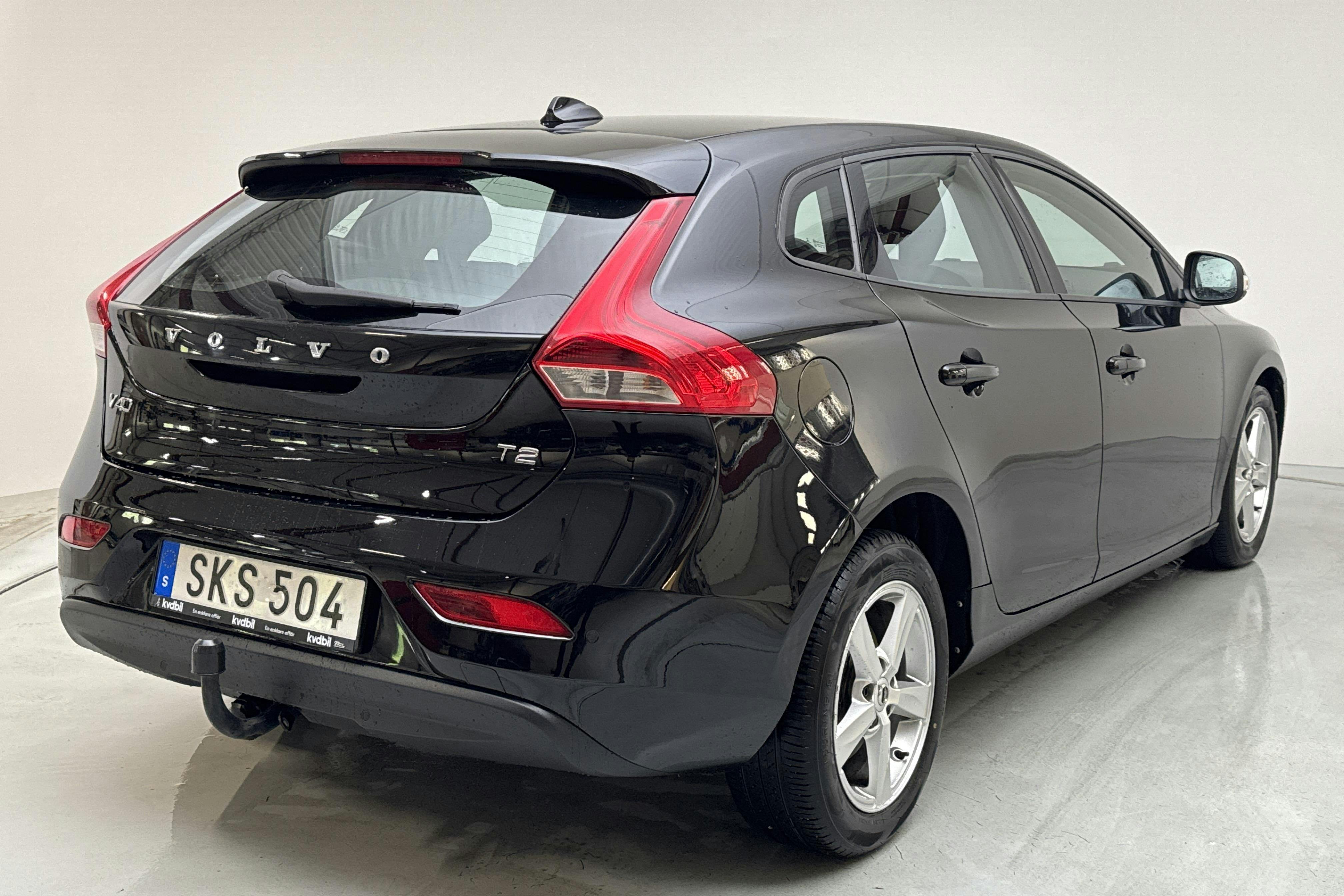 Volvo V40 T2 (122hk) - 13 212 mil - Manuell - svart - 2017