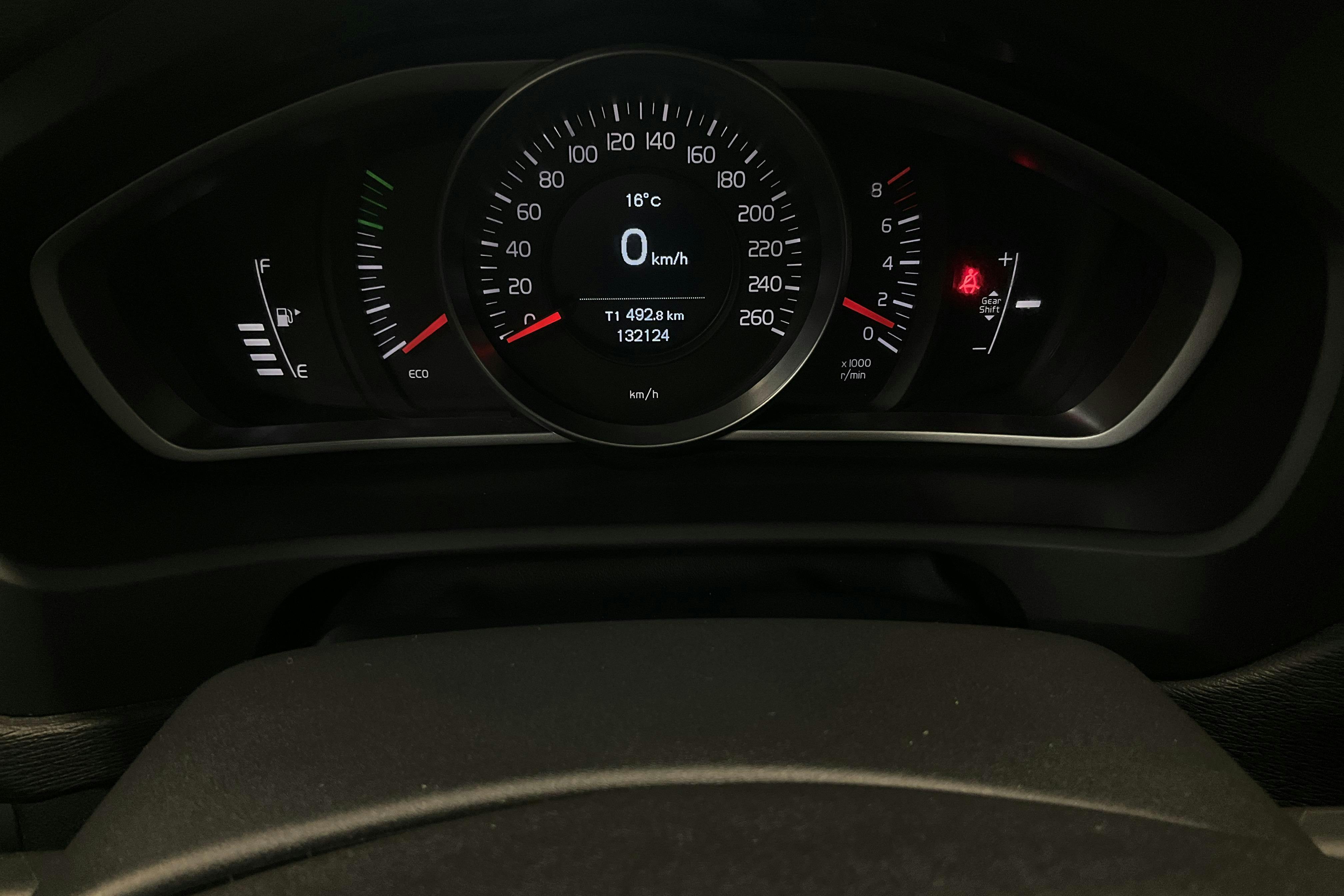 Volvo V40 T2 (122hk) - 13 212 mil - Manuell - svart - 2017