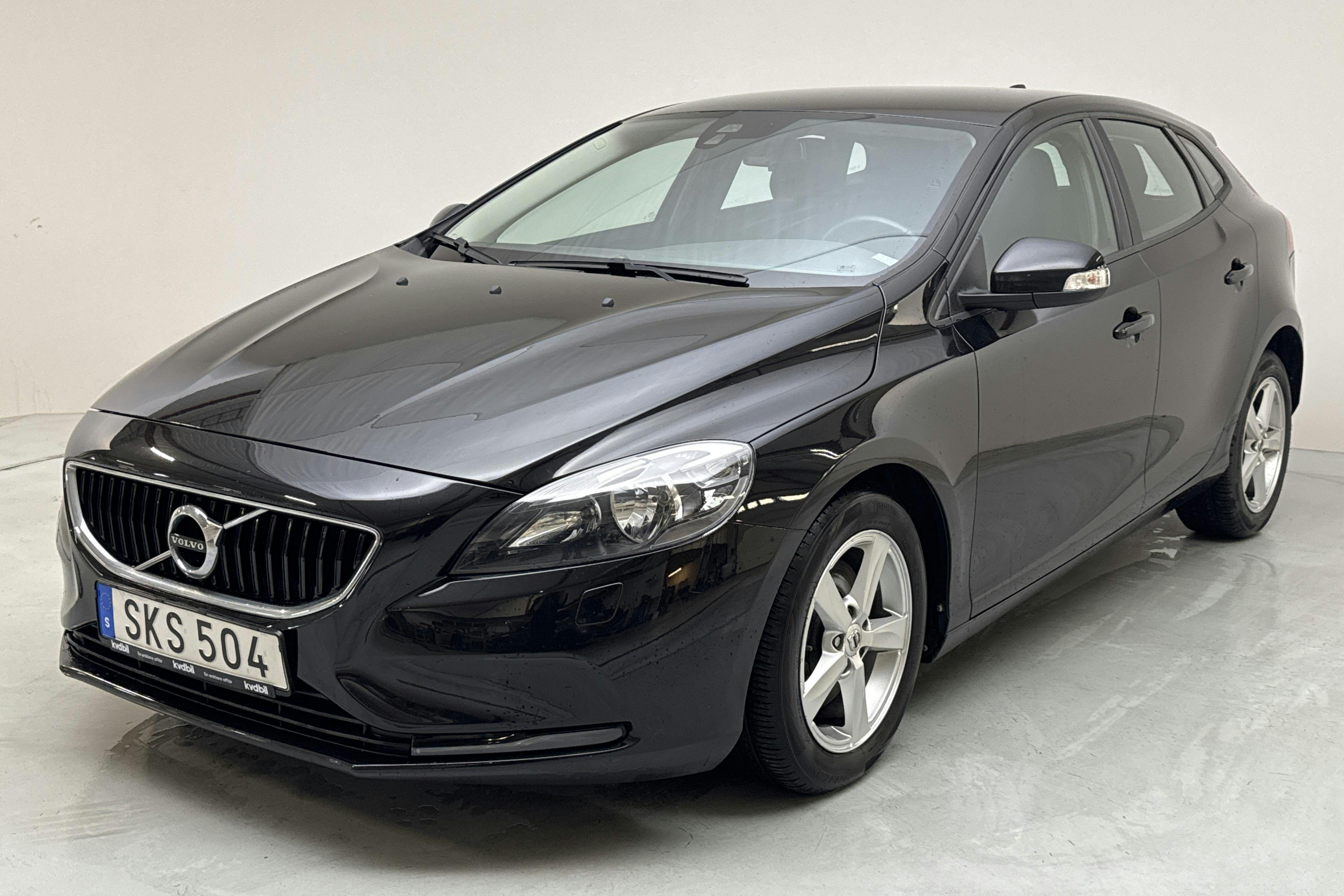 Volvo V40 T2 (122hk) - 13 212 mil - Manuell - svart - 2017