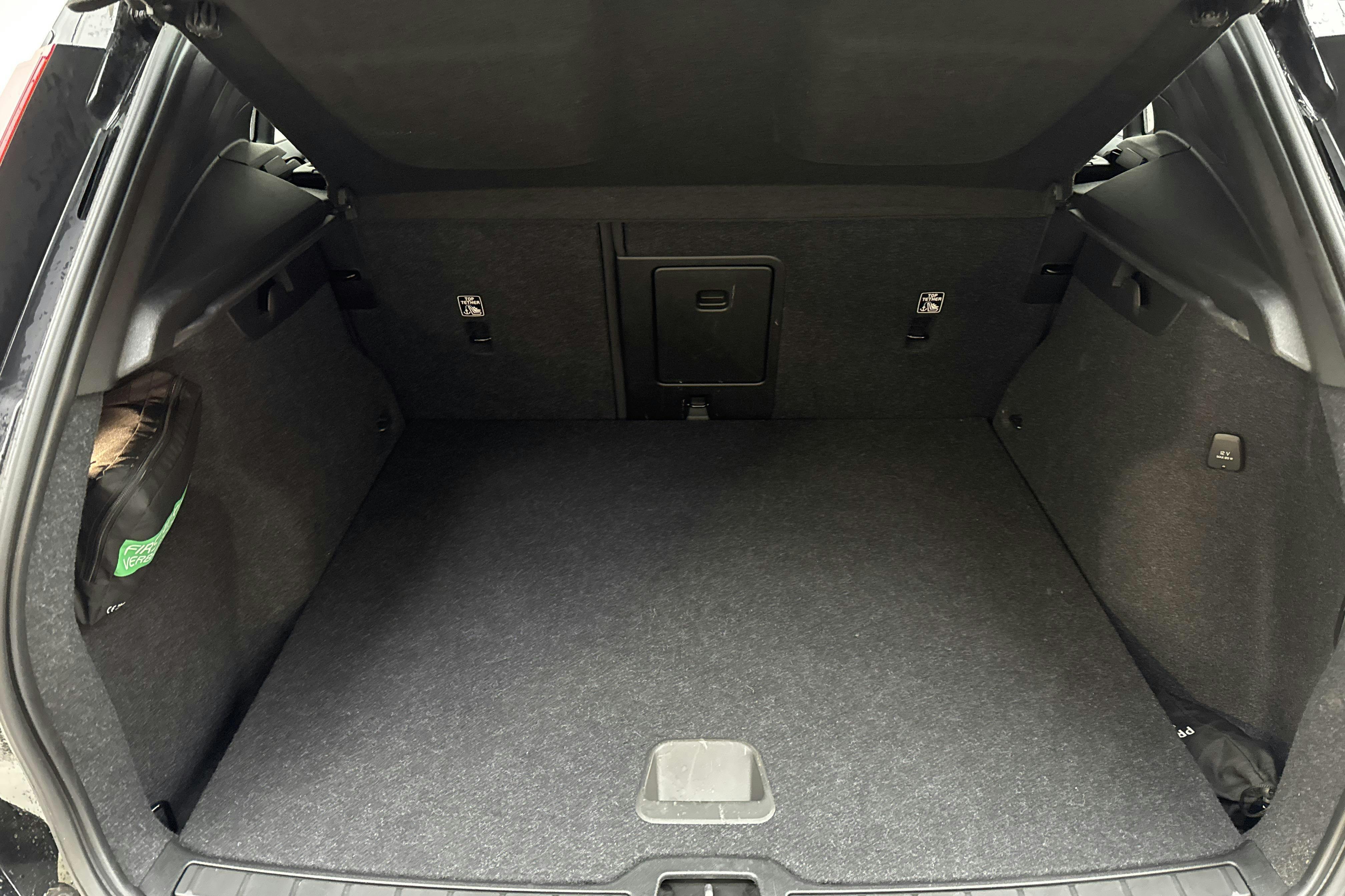 Volvo XC40 B4 2WD (197hk) - 5 488 mil - Automat - svart - 2022
