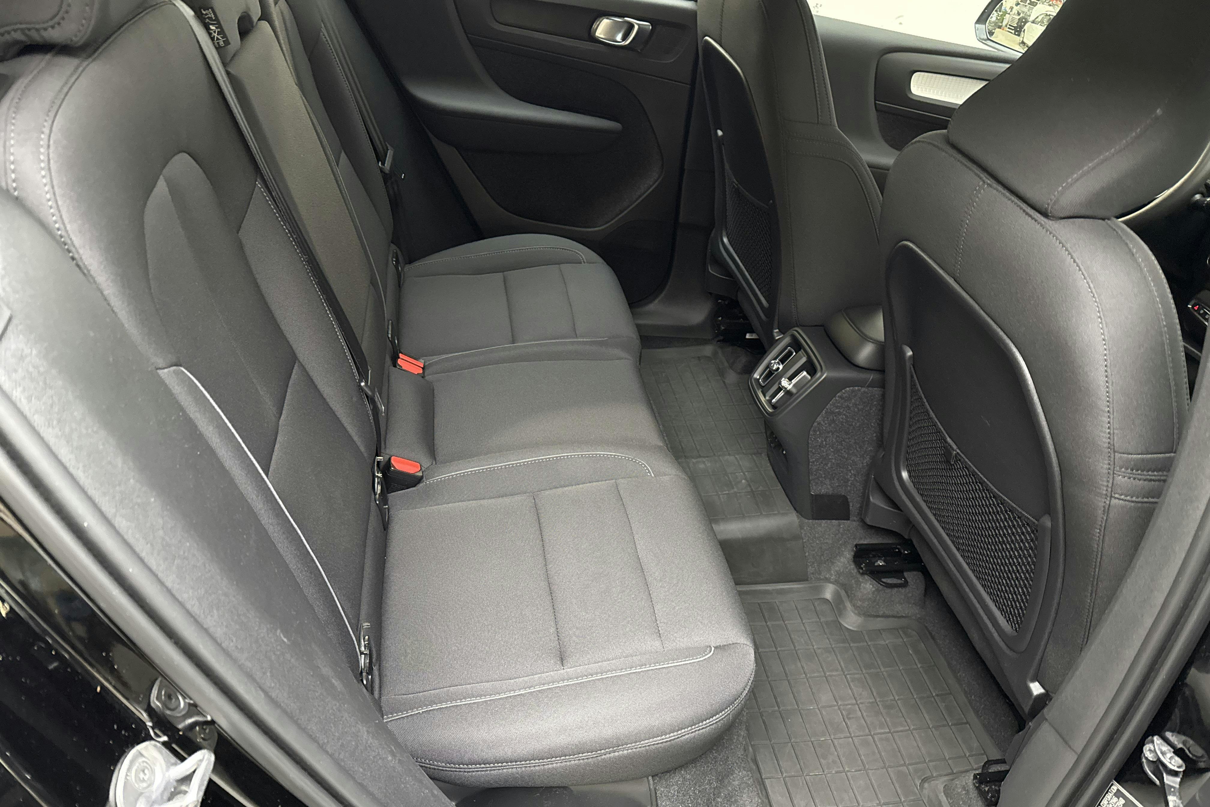 Volvo XC40 B4 2WD (197hk) - 5 488 mil - Automat - svart - 2022