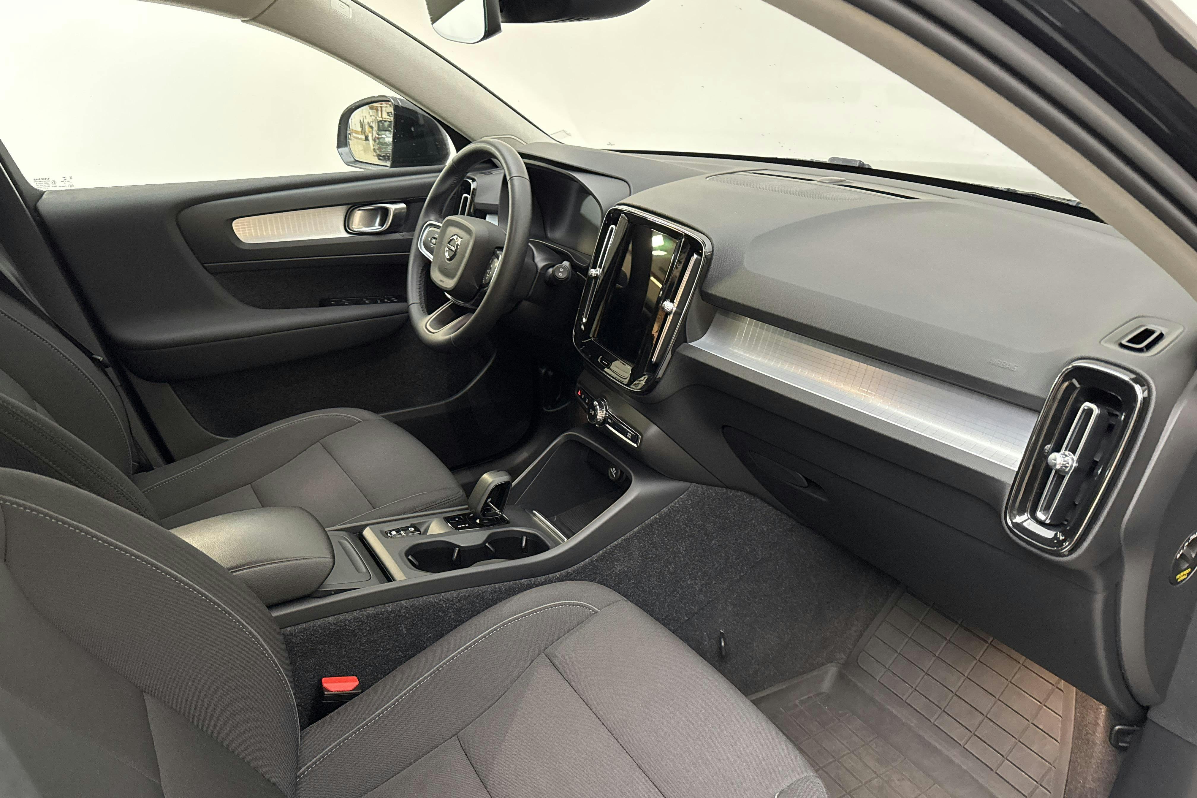 Volvo XC40 B4 2WD (197hk) - 5 488 mil - Automat - svart - 2022