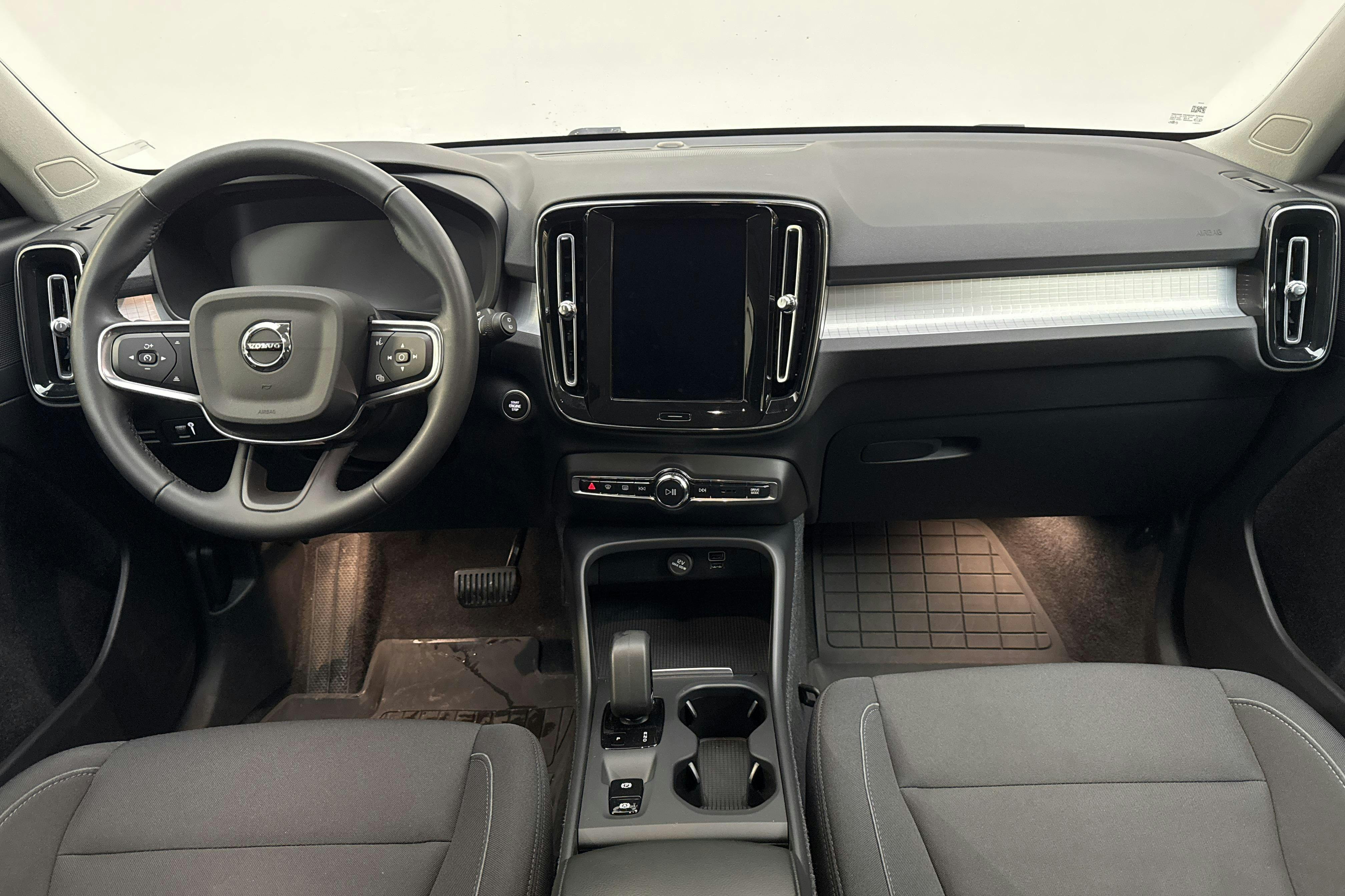 Volvo XC40 B4 2WD (197hk) - 5 488 mil - Automat - svart - 2022