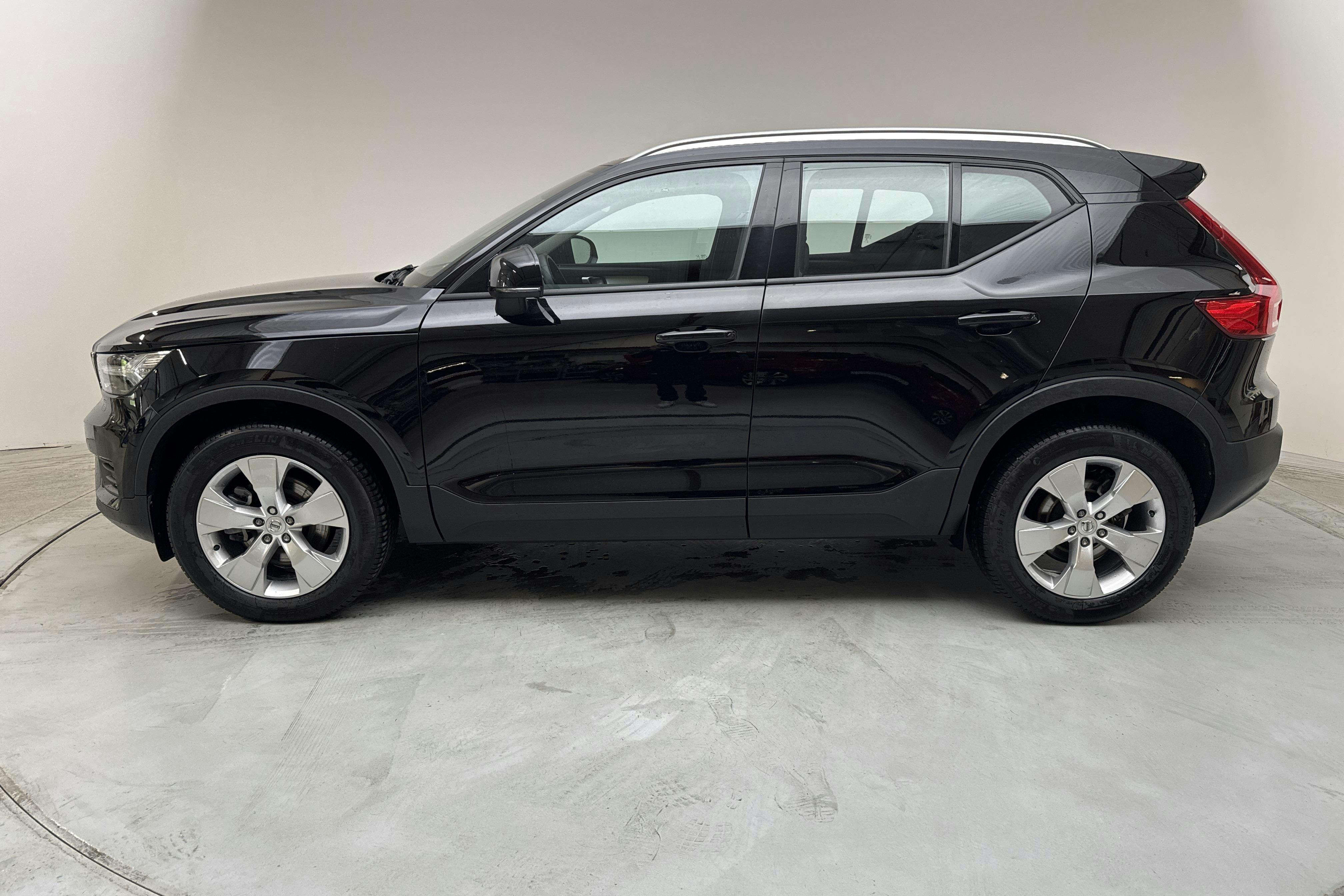 Volvo XC40 B4 2WD (197hk) - 5 488 mil - Automat - svart - 2022