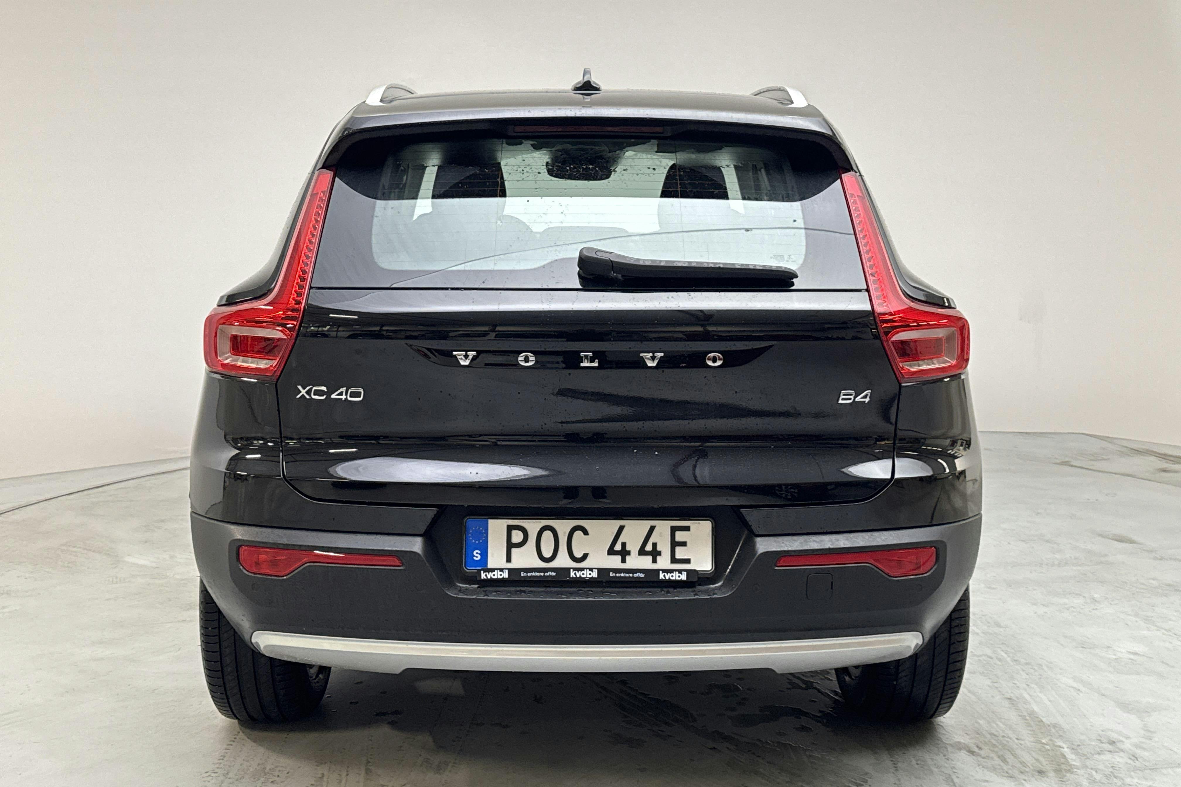 Volvo XC40 B4 2WD (197hk) - 5 488 mil - Automat - svart - 2022