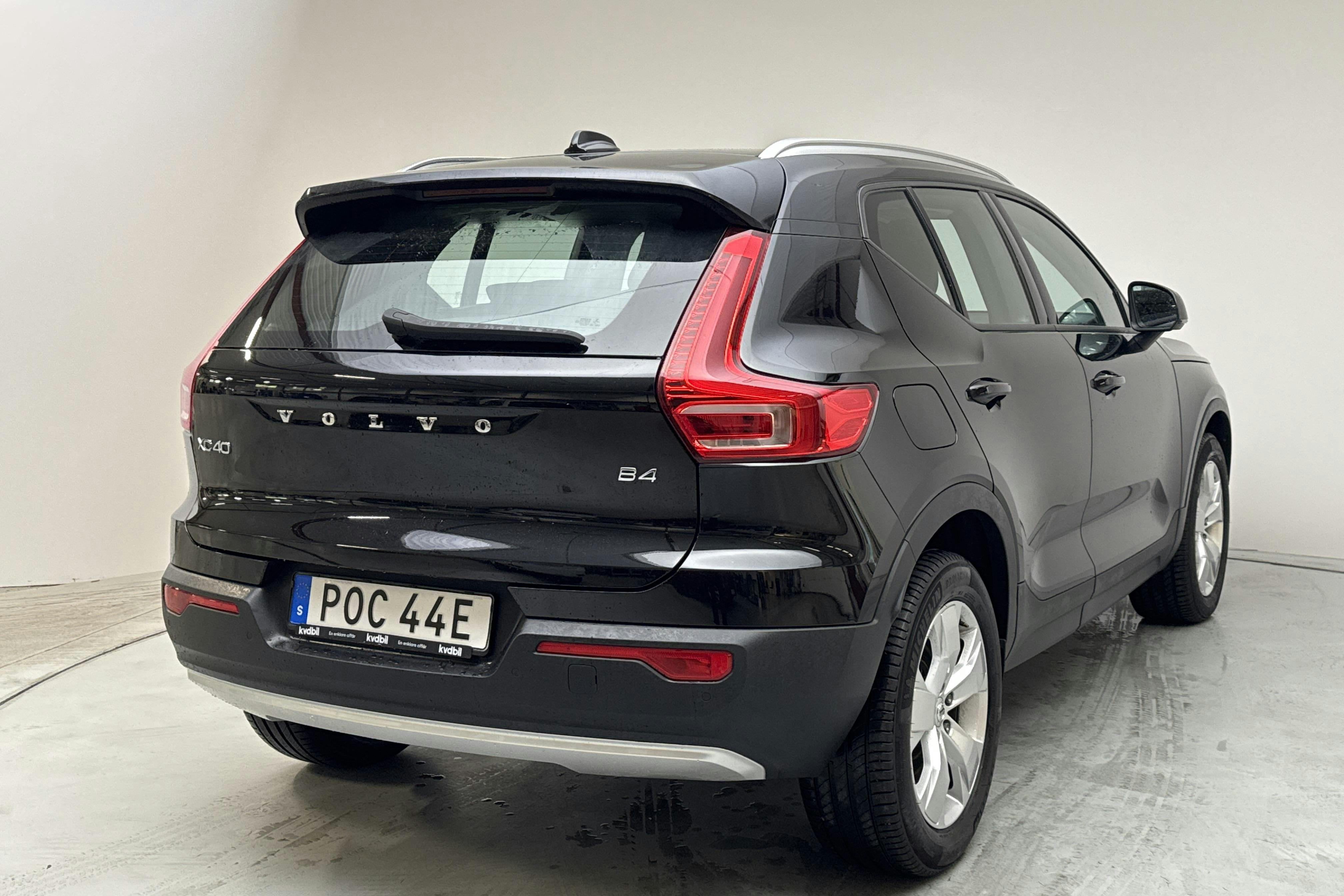 Volvo XC40 B4 2WD (197hk) - 5 488 mil - Automat - svart - 2022