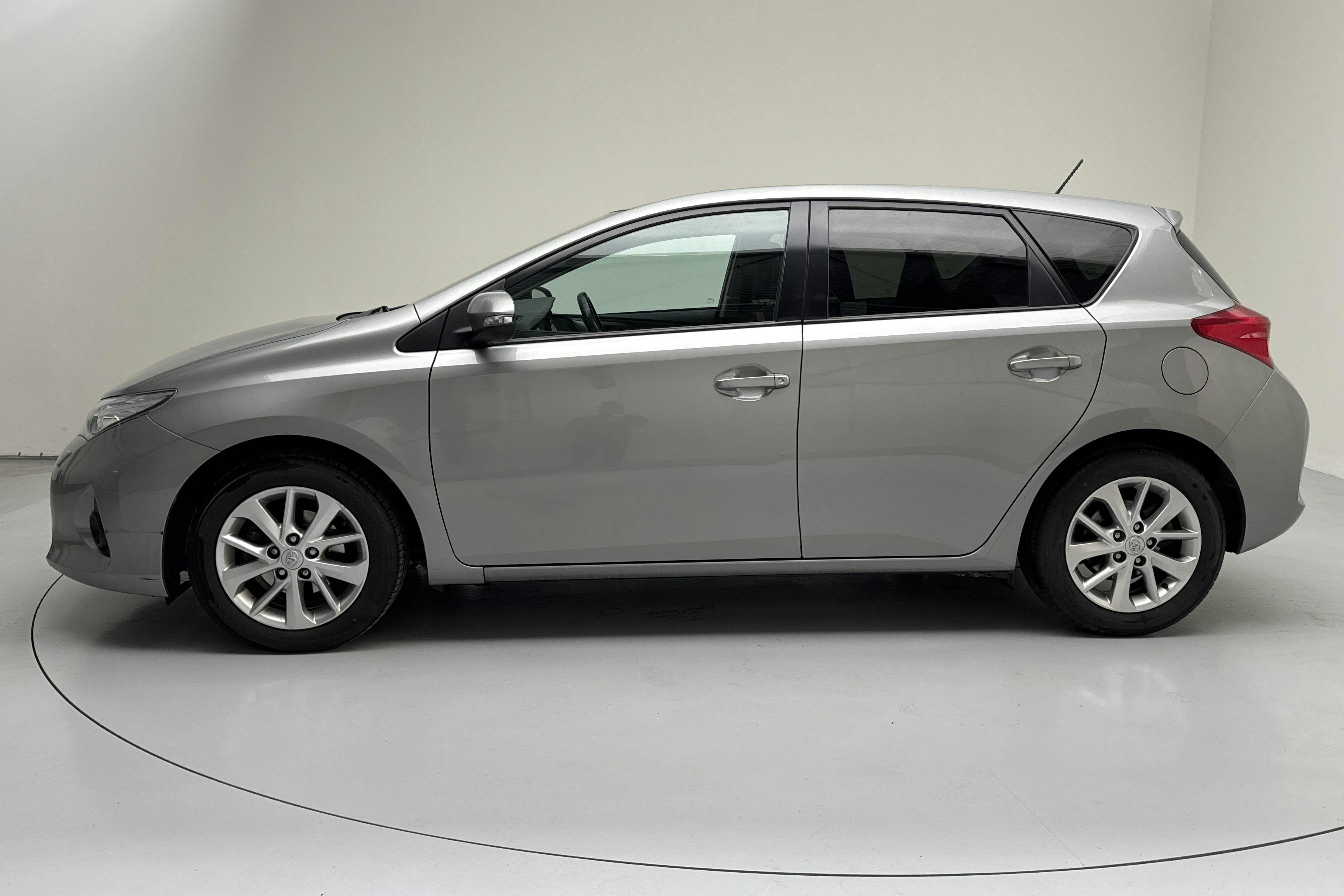 Toyota Auris 1.6 Valvematic 5dr (132hk) - 14 609 mil - Automat - Light Grey - 2014