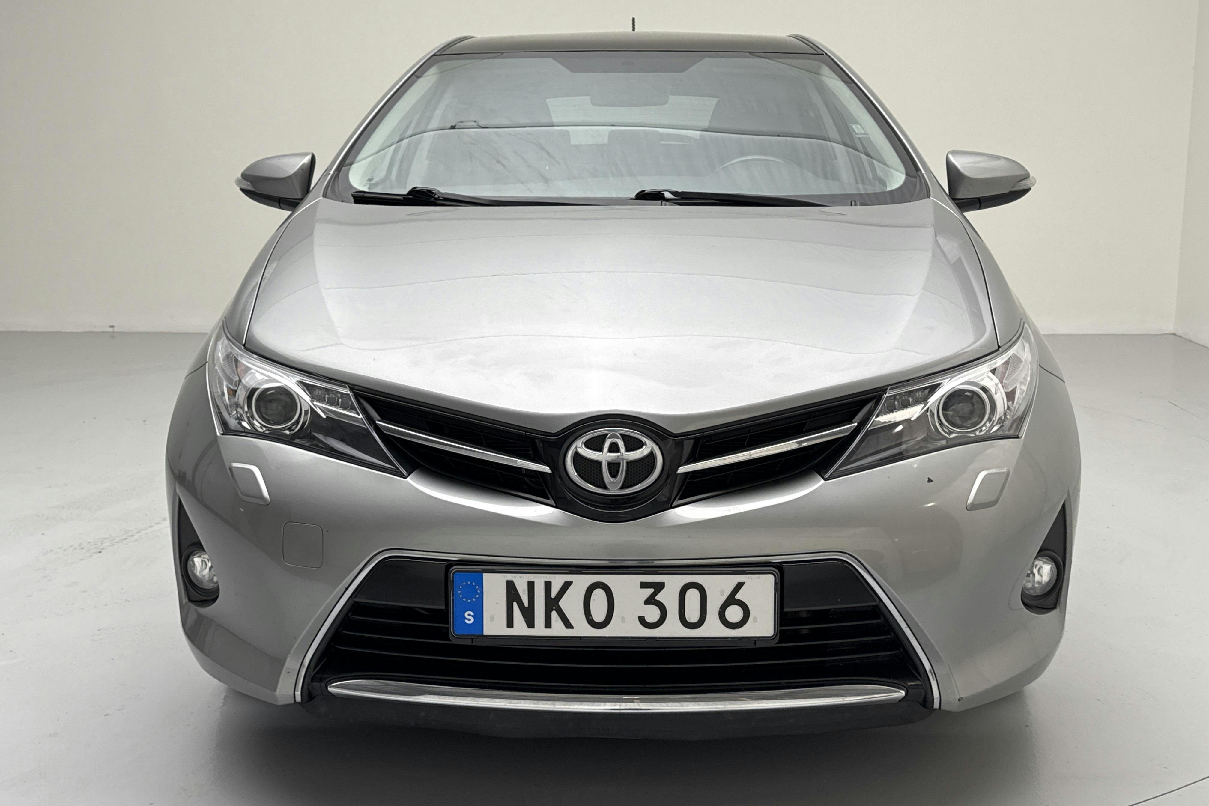 Toyota Auris 1.6 Valvematic 5dr (132hk) - 14 609 mil - Automat - Light Grey - 2014