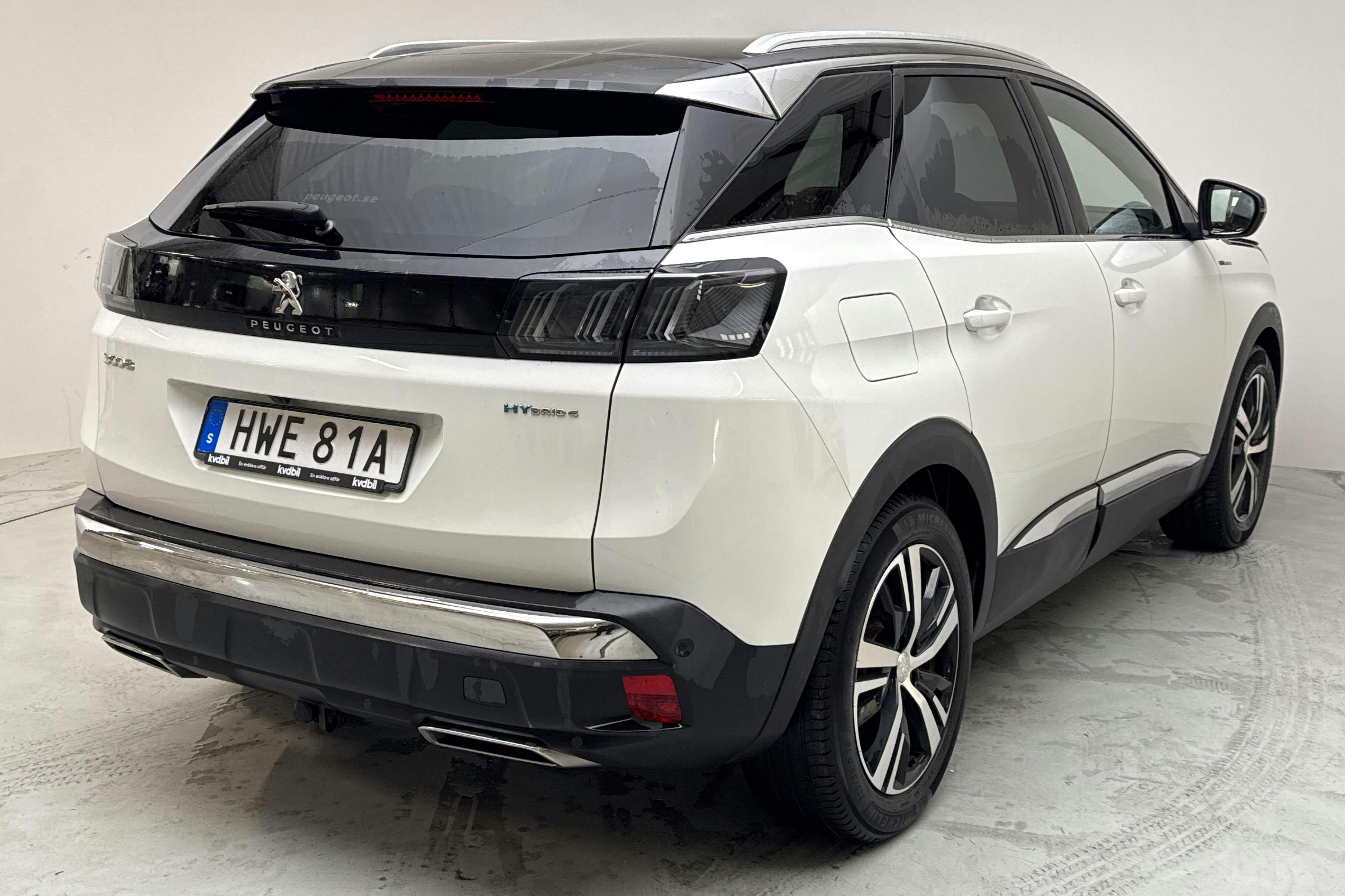 Peugeot 3008 1.6 Plug-in Hybrid 4 (300hk) - 6 425 mil - Automat - vit - 2021